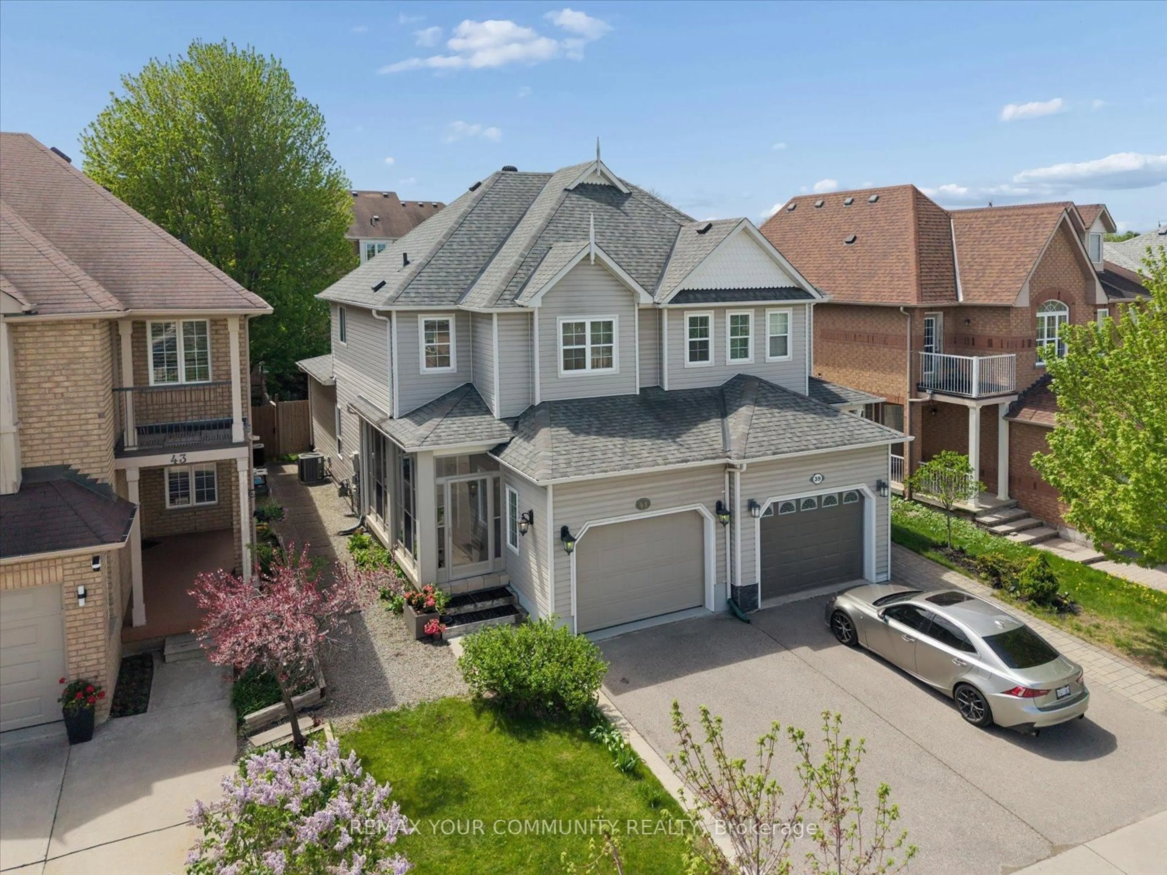 A pic from outside/outdoor area/front of a property/back of a property/a pic from drone, street for 41 Old Colony Rd, Richmond Hill Ontario L4E 3V2