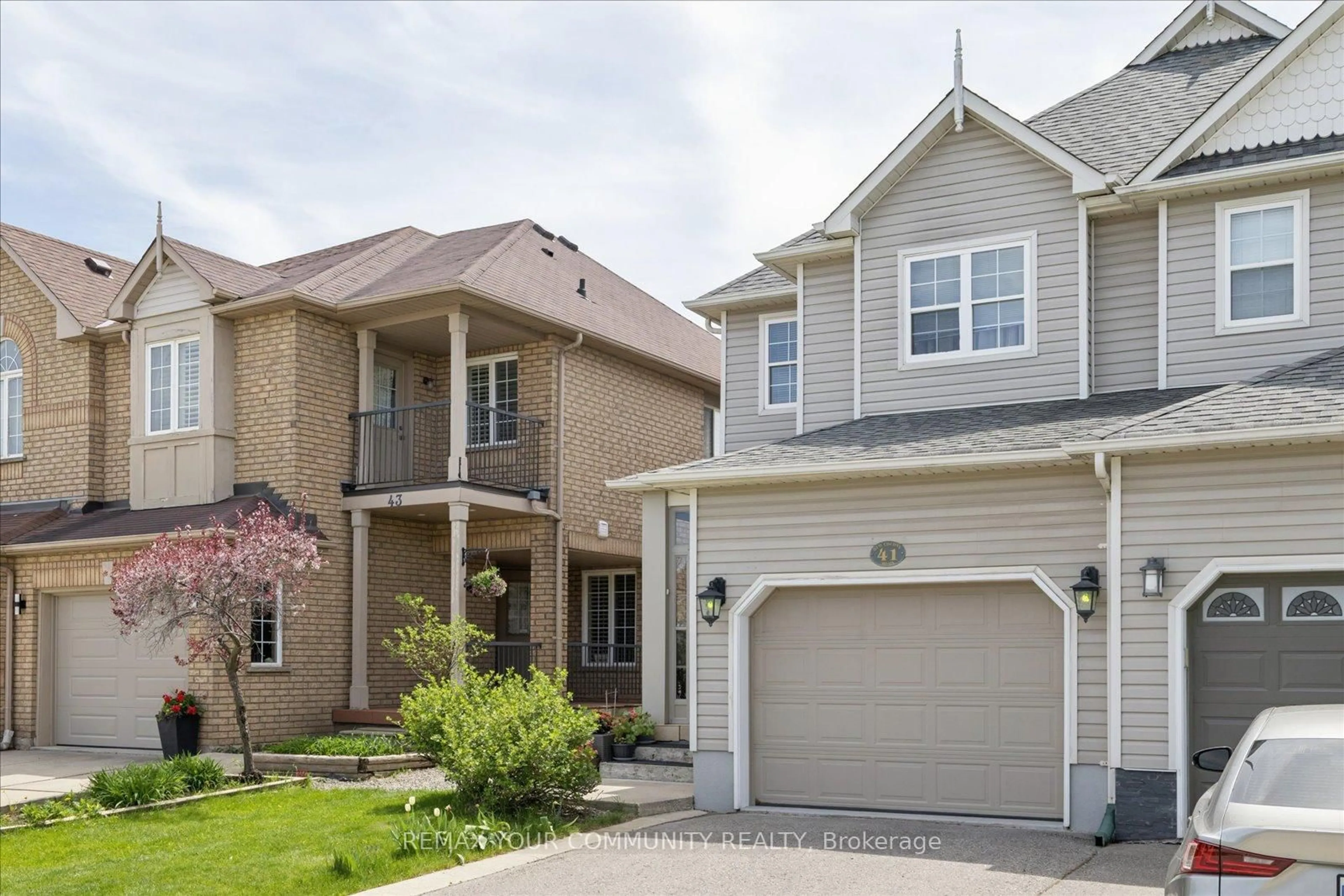 Home with vinyl exterior material, street for 41 Old Colony Rd, Richmond Hill Ontario L4E 3V2