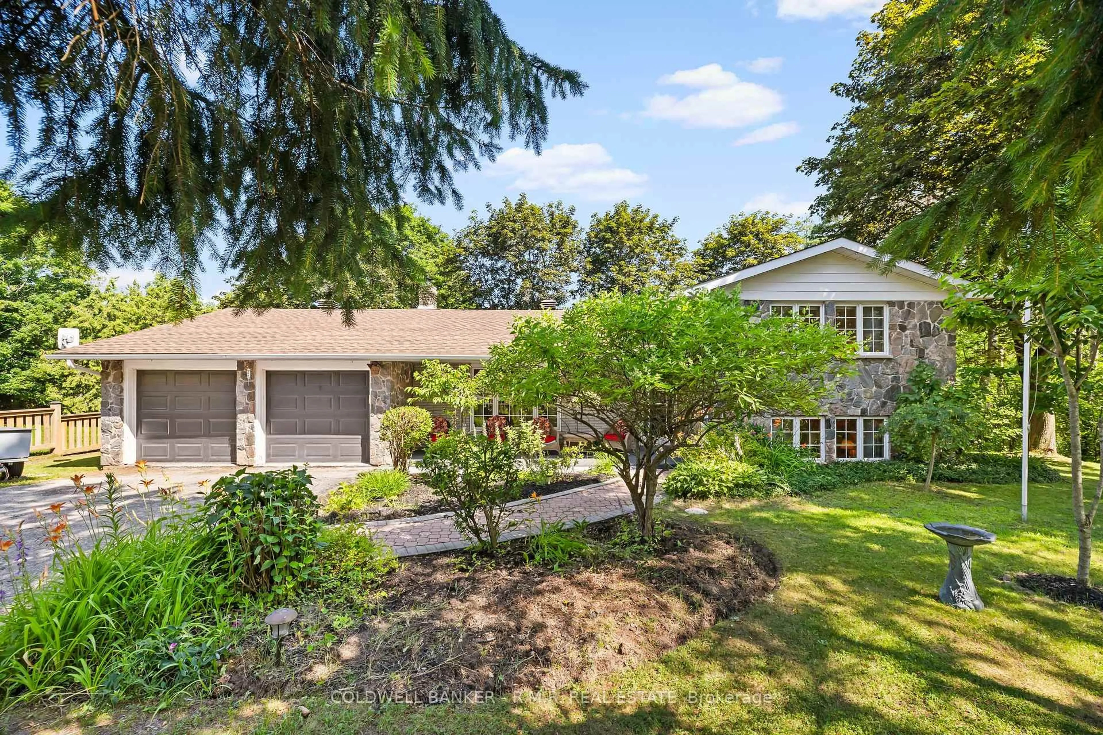 A pic from outside/outdoor area/front of a property/back of a property/a pic from drone, street for 514 Old Stouffville Rd, Uxbridge Ontario L9P 1R4