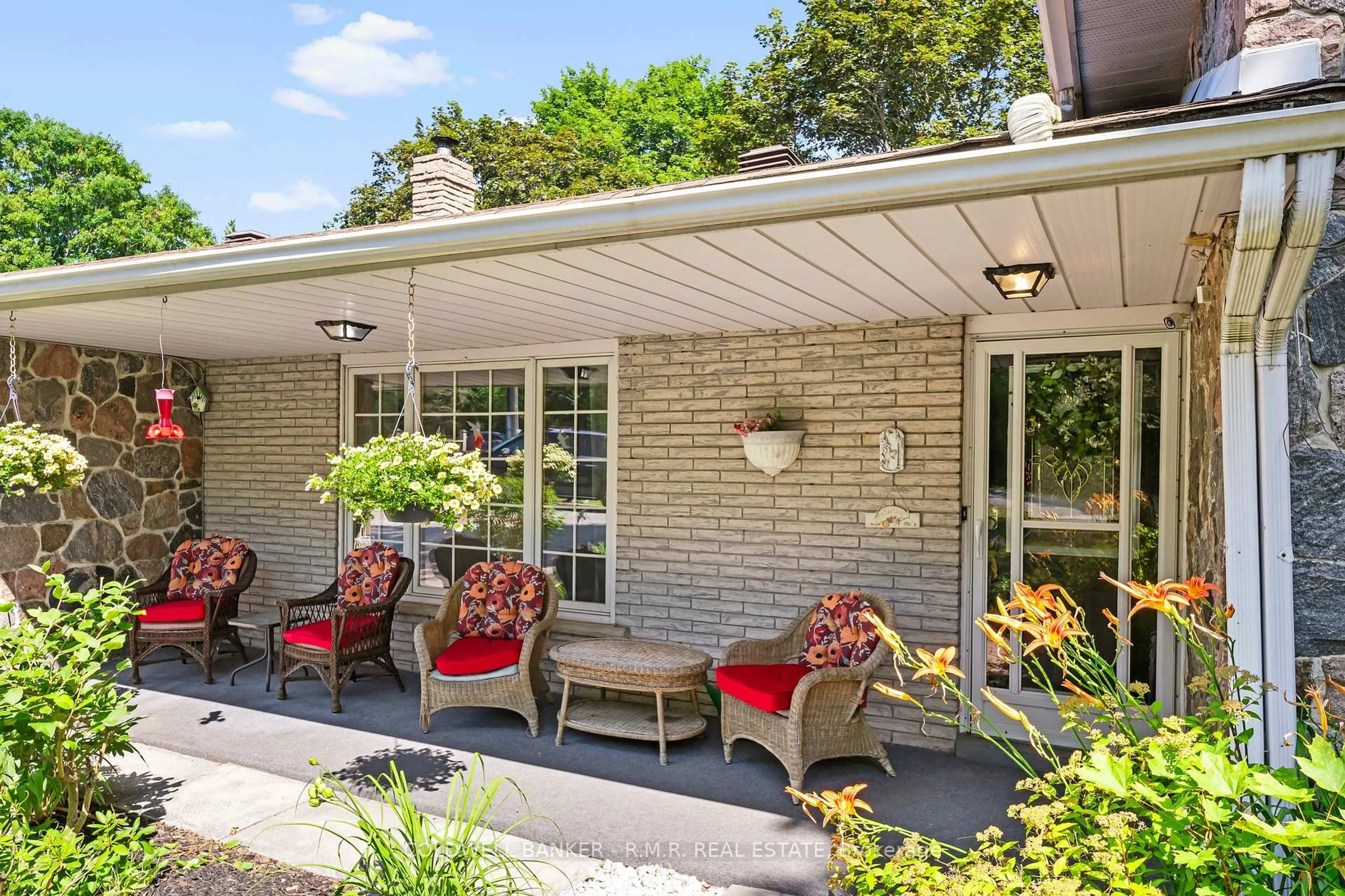 Patio, street for 514 Old Stouffville Rd, Uxbridge Ontario L9P 1R4
