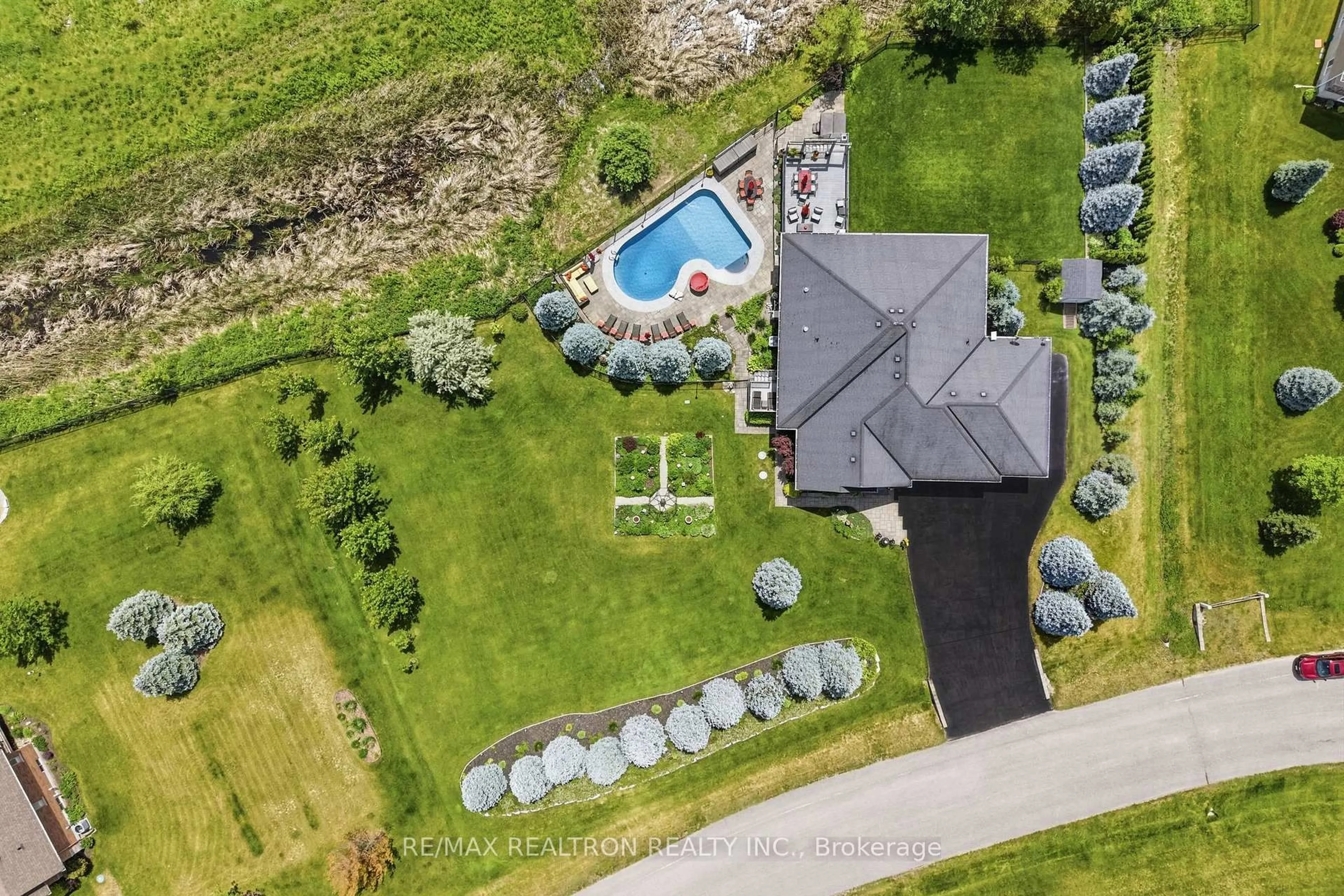 A pic from outside/outdoor area/front of a property/back of a property/a pic from drone, unknown for 17 Brolley Cres, Essa Ontario L0L 2N2