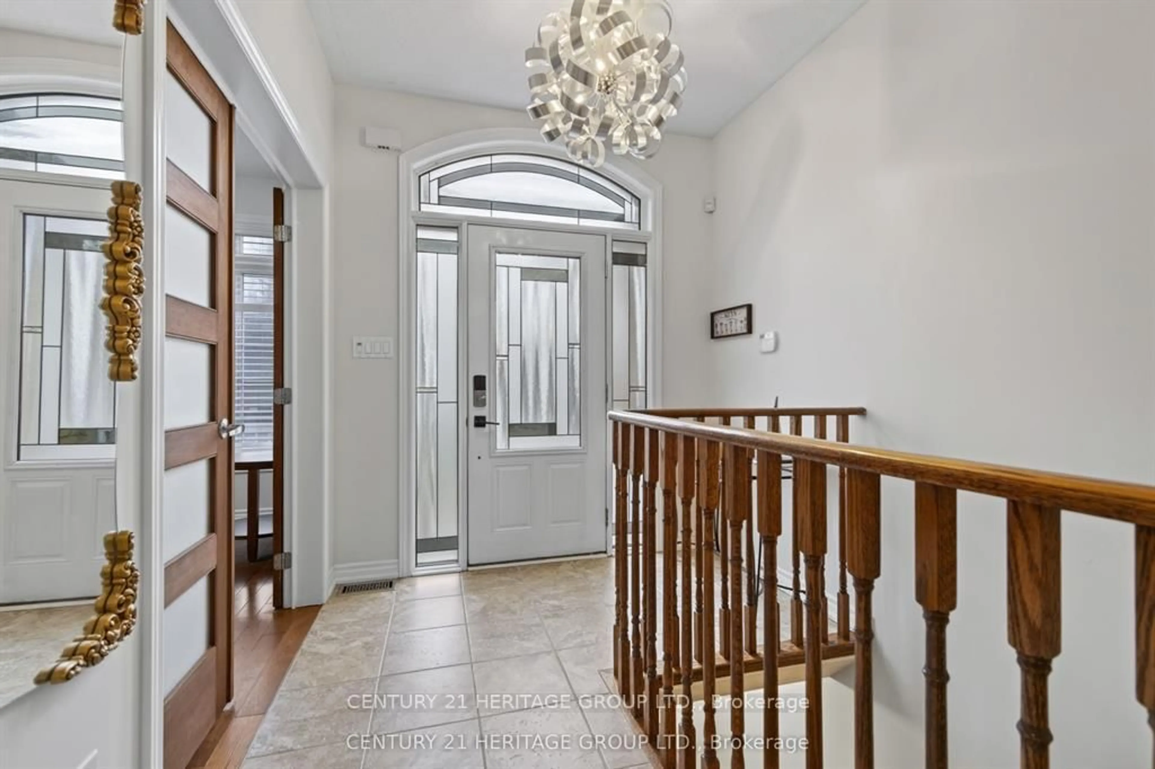 Indoor entryway for 136 Riveredge Dr, Georgina Ontario L4P 2P3