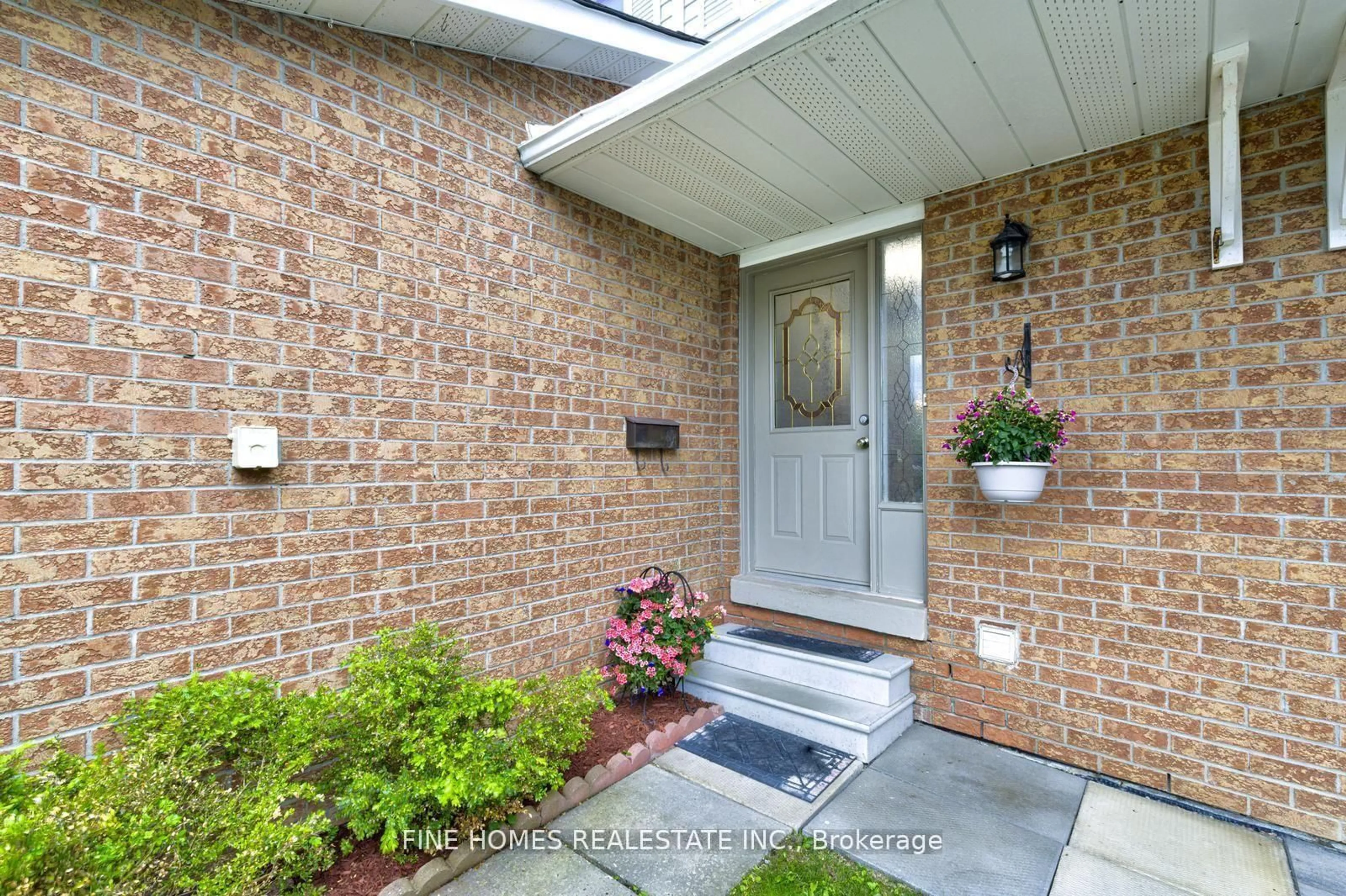 Indoor entryway for 302 Maciver Blvd, Newmarket Ontario L3X 1Y4