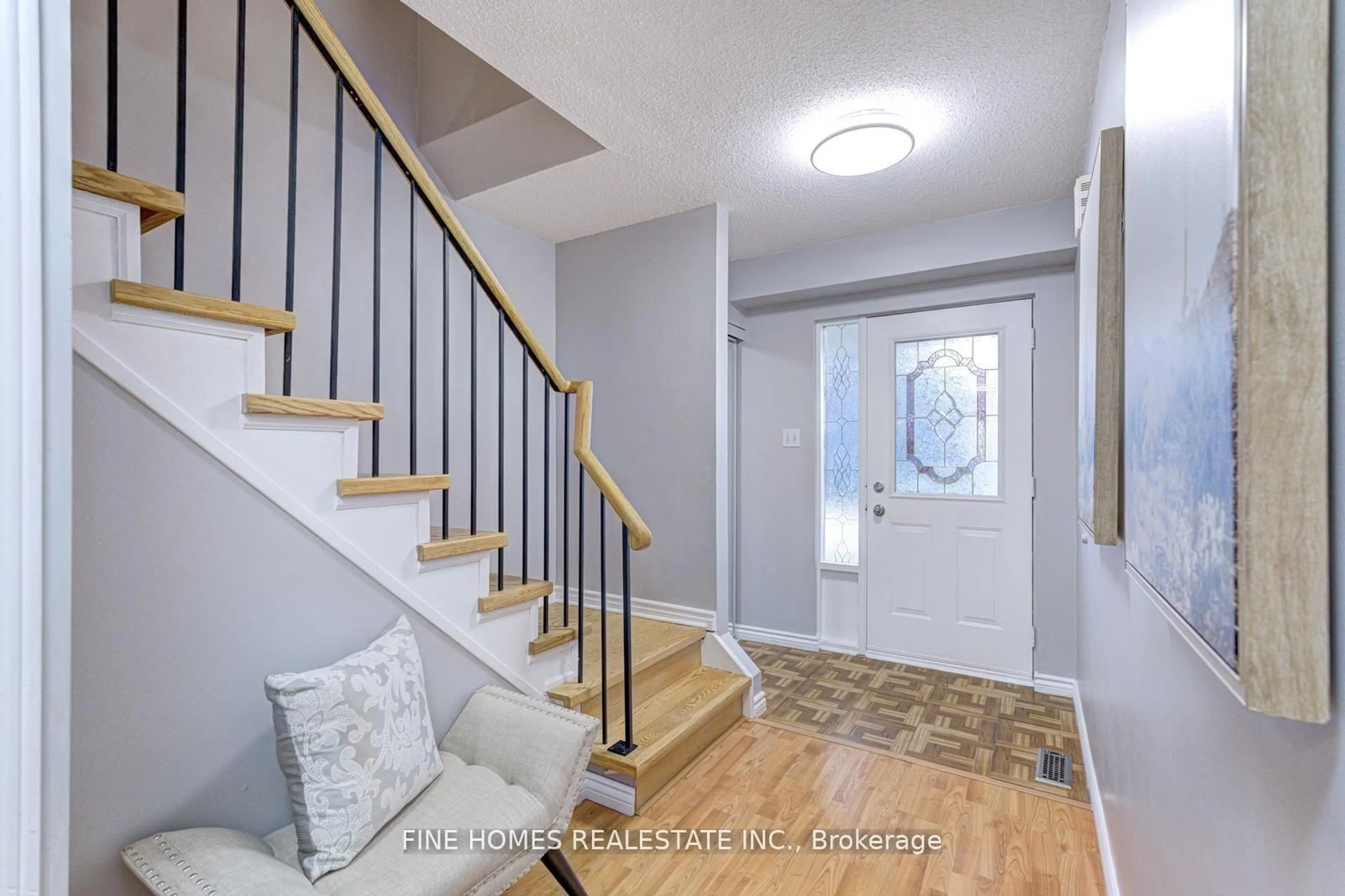 Indoor entryway for 302 Maciver Blvd, Newmarket Ontario L3X 1Y4