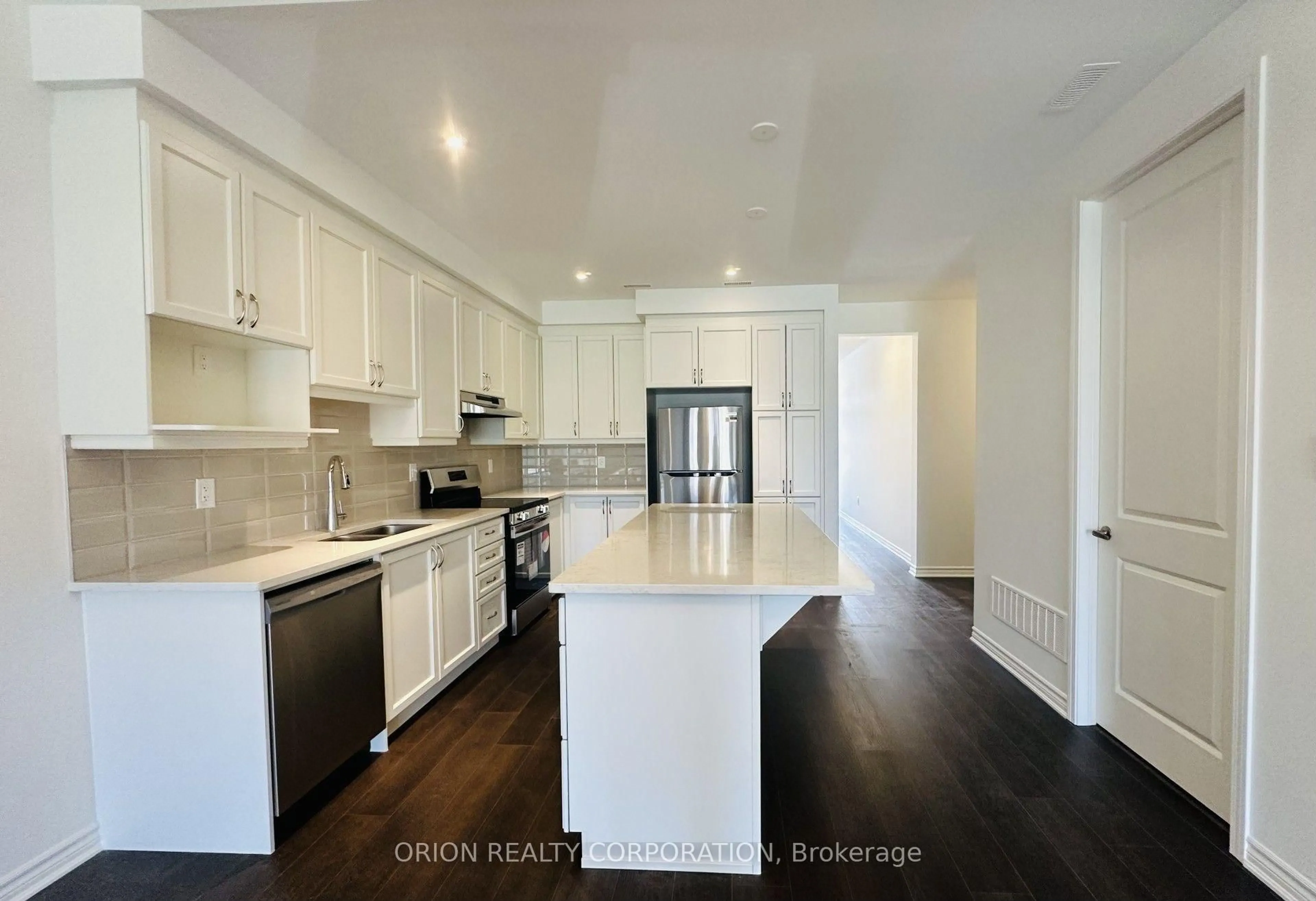 Open concept kitchen, wood/laminate floor for 694 Sargeant Pl, Innisfil Ontario L9S 0S9
