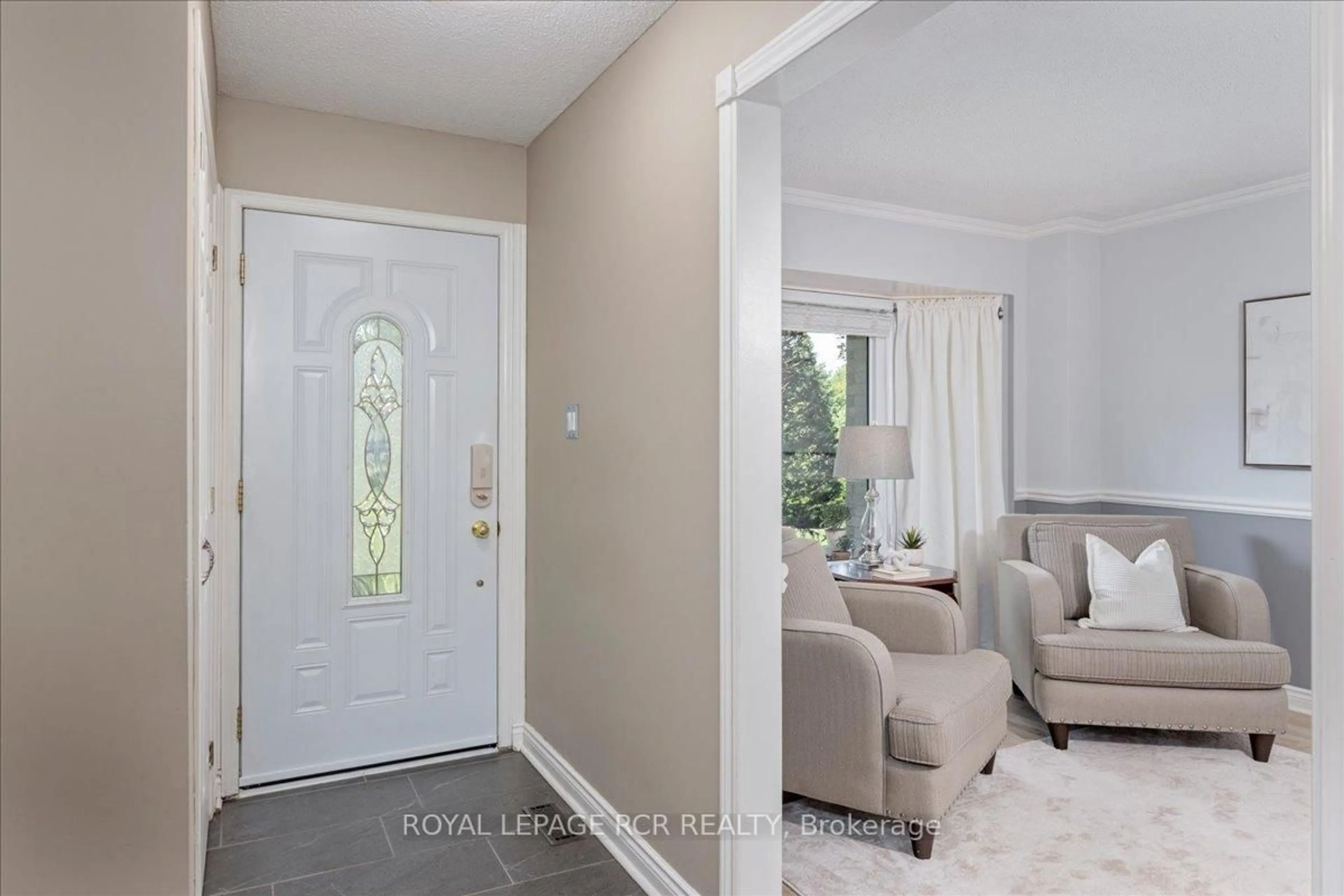 Indoor entryway for 988 Krista Crt, Newmarket Ontario L4Y 7E9