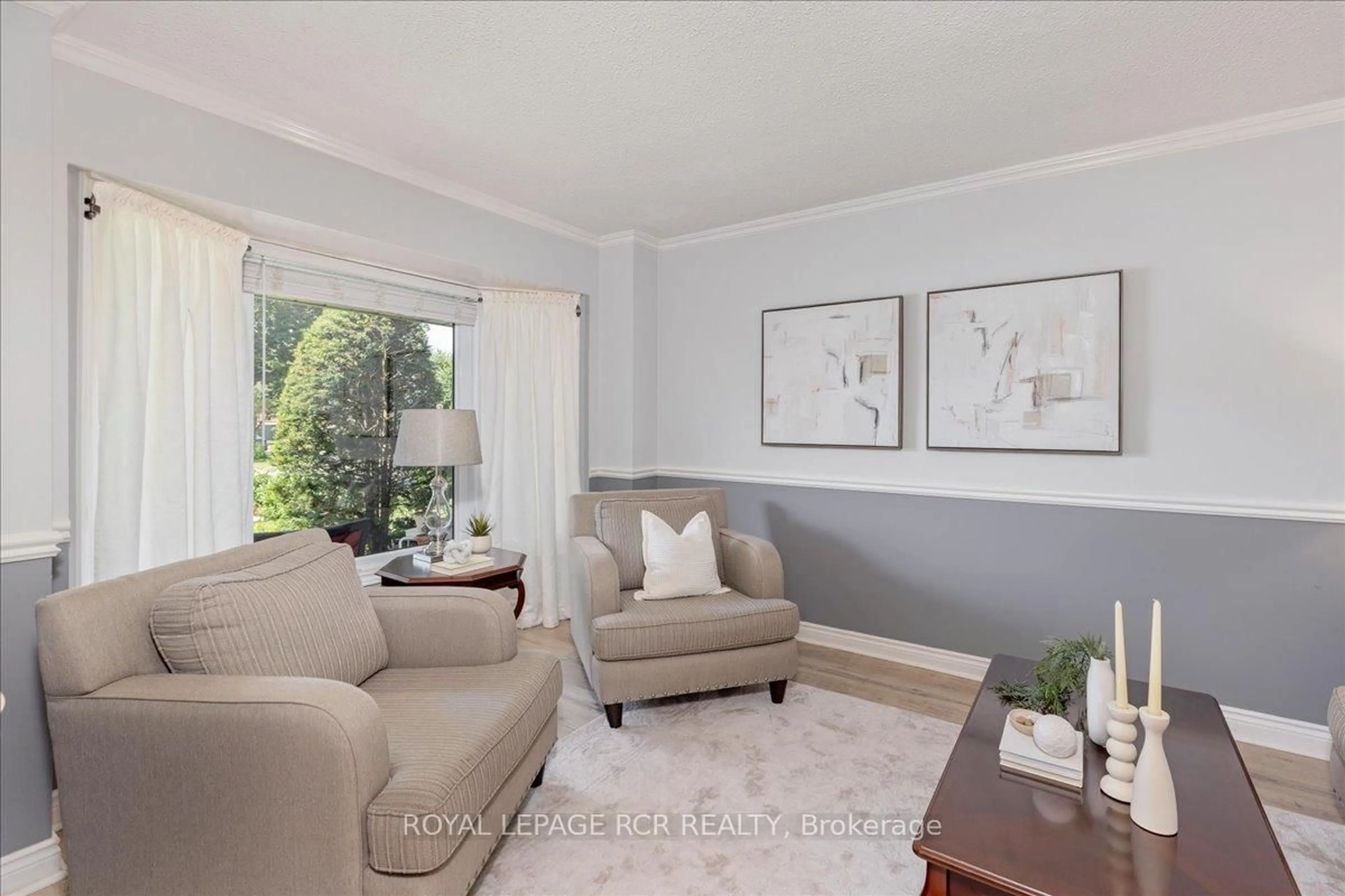 Living room with furniture, unknown for 988 Krista Crt, Newmarket Ontario L4Y 7E9