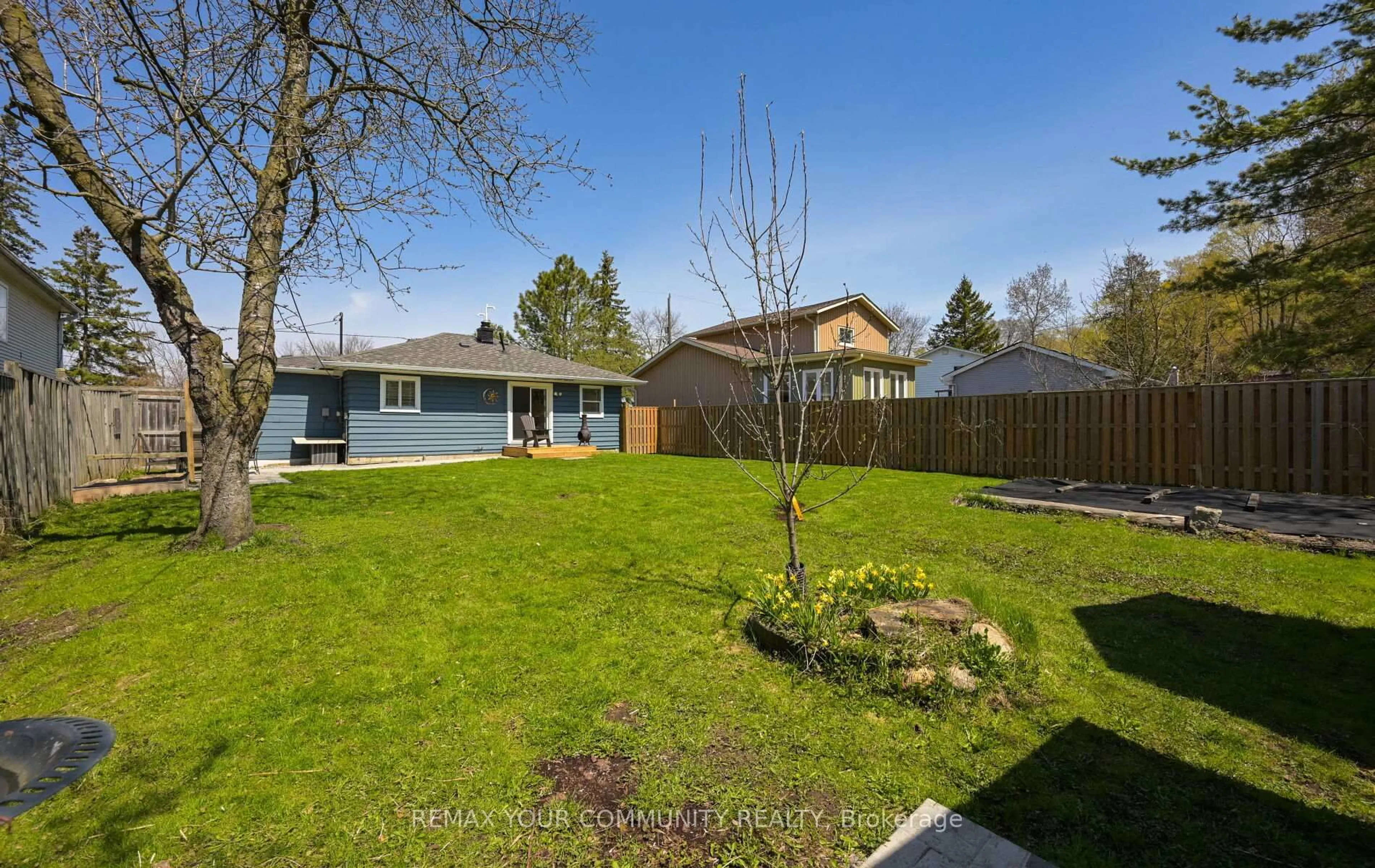 A pic from outside/outdoor area/front of a property/back of a property/a pic from drone, street for 285 Kenwood Ave, Georgina Ontario L4P 2X6