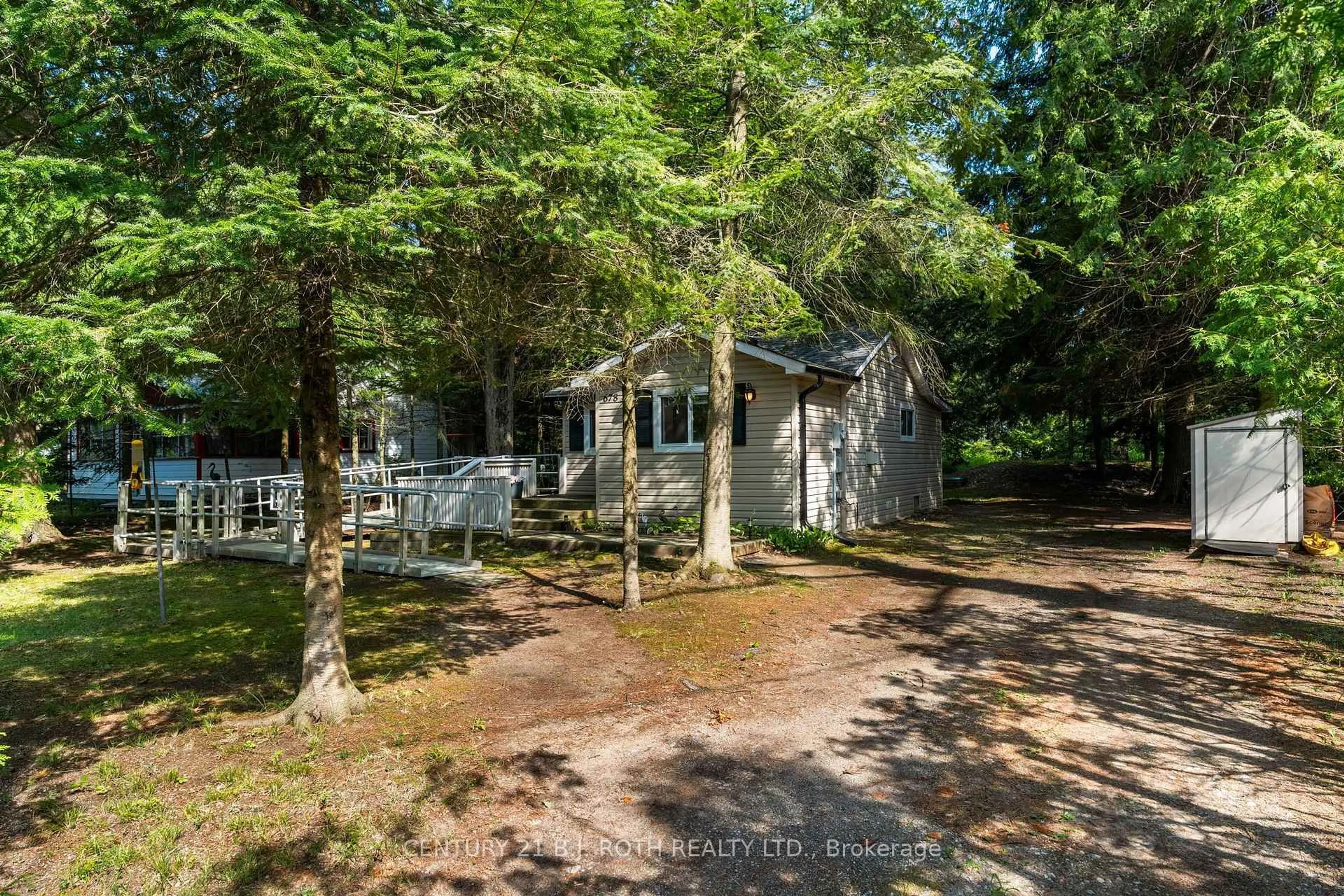 A pic from outside/outdoor area/front of a property/back of a property/a pic from drone, unknown for 678 Pinegrove Ave, Innisfil Ontario L9S 2K4