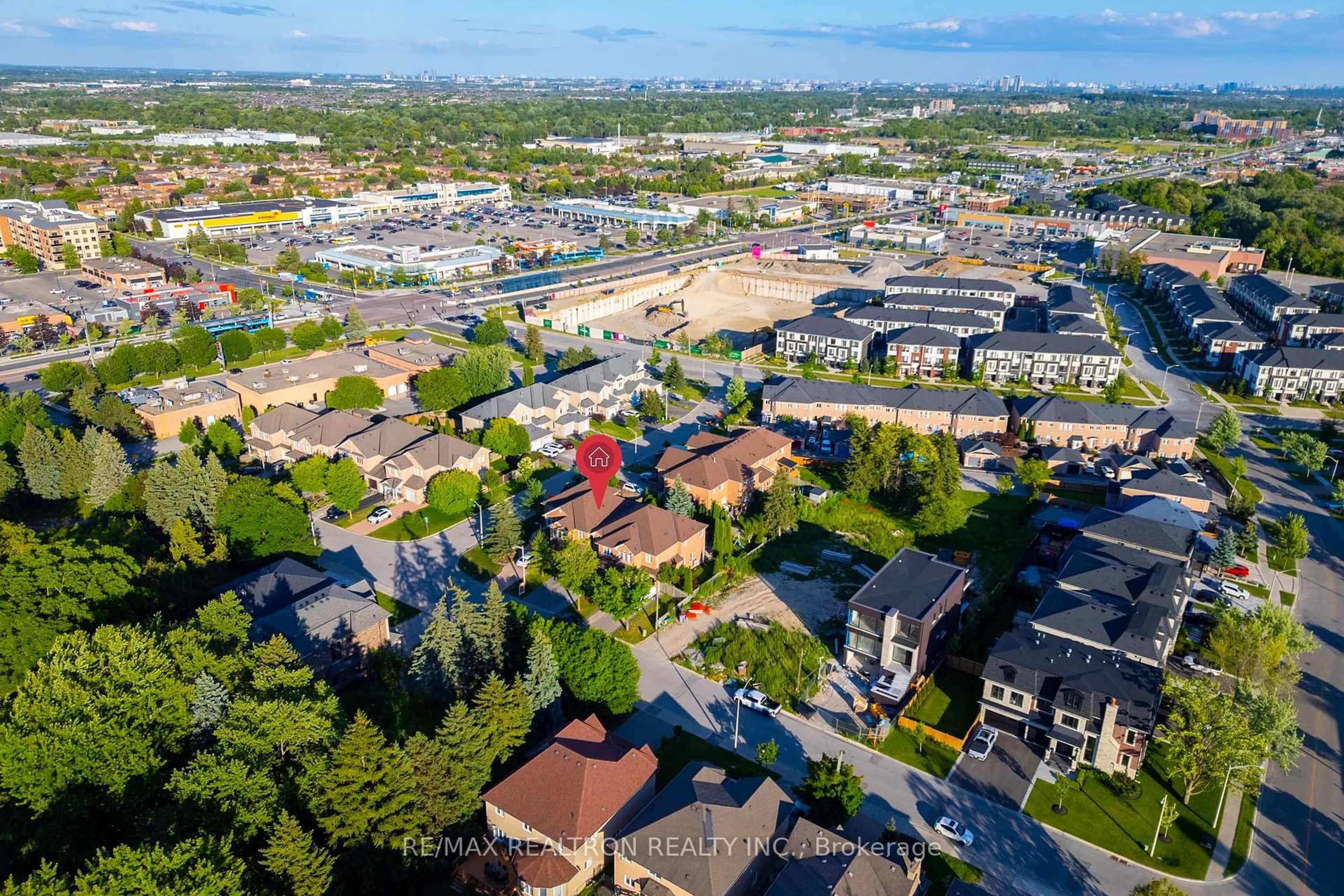 A pic from outside/outdoor area/front of a property/back of a property/a pic from drone, street for 19 Naughton Dr, Richmond Hill Ontario L4C 4M6