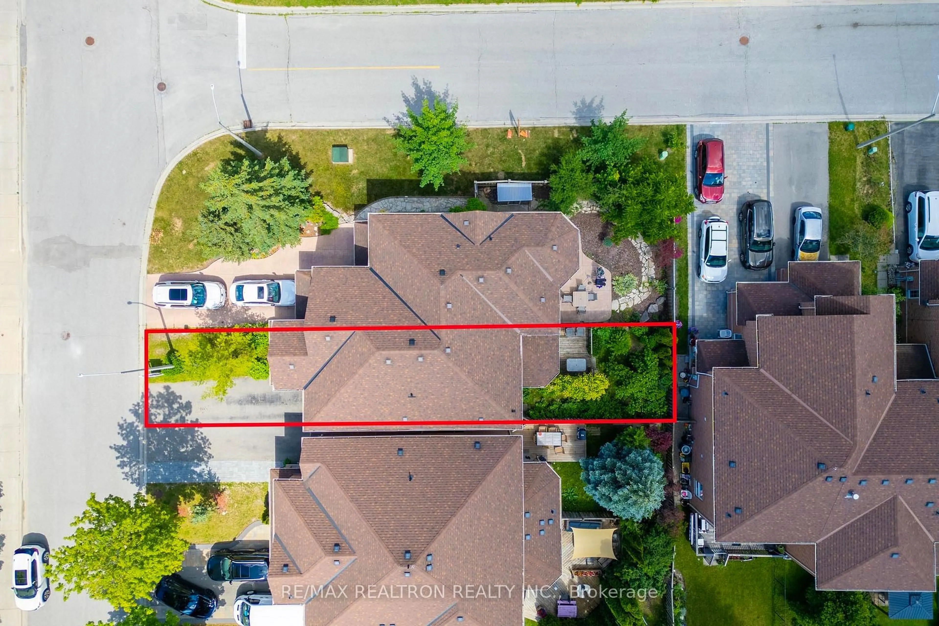 A pic from outside/outdoor area/front of a property/back of a property/a pic from drone, street for 19 Naughton Dr, Richmond Hill Ontario L4C 4M6