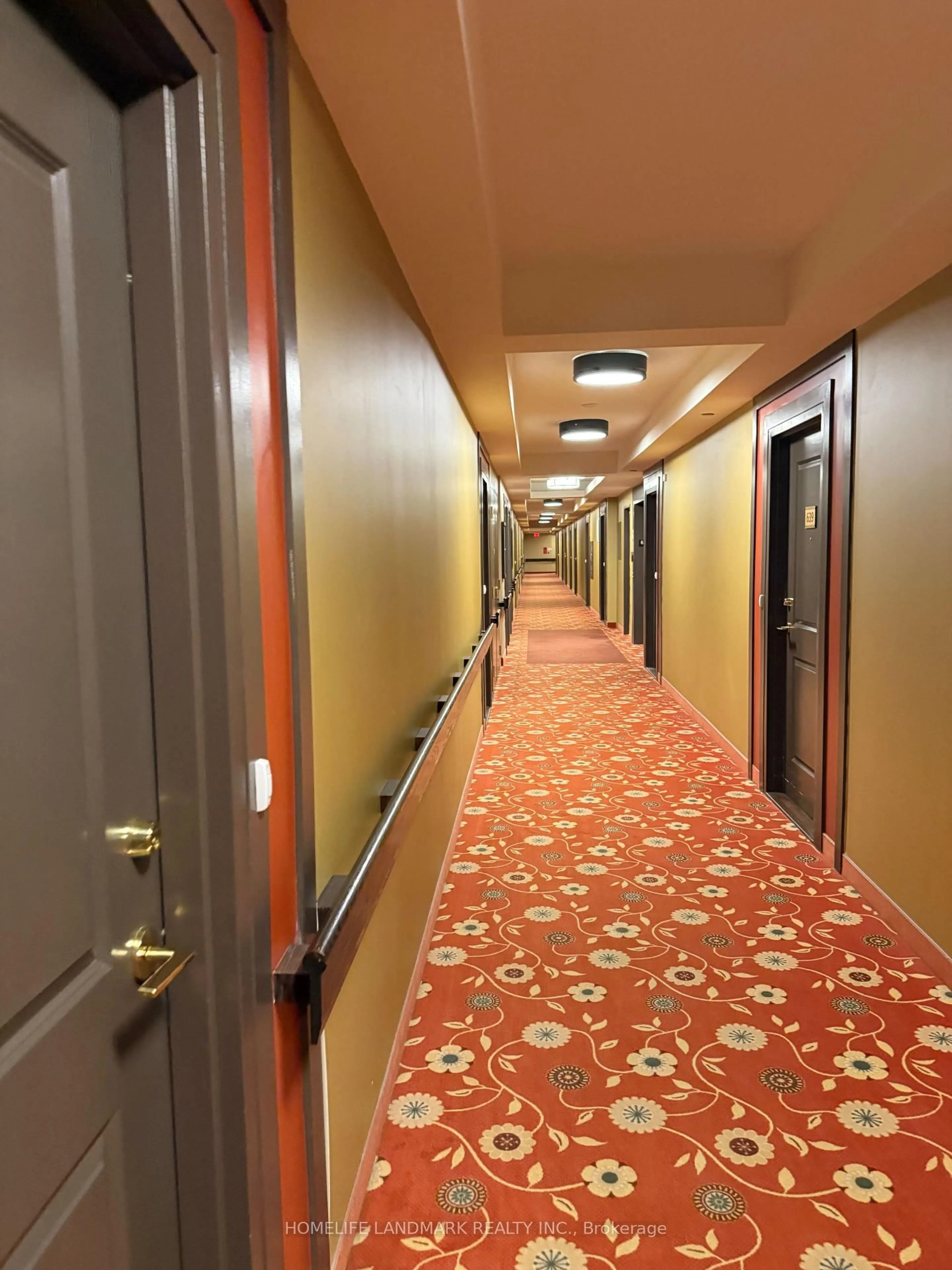 Indoor foyer for 11211 Yonge St #650, Richmond Hill Ontario L4S 0E9