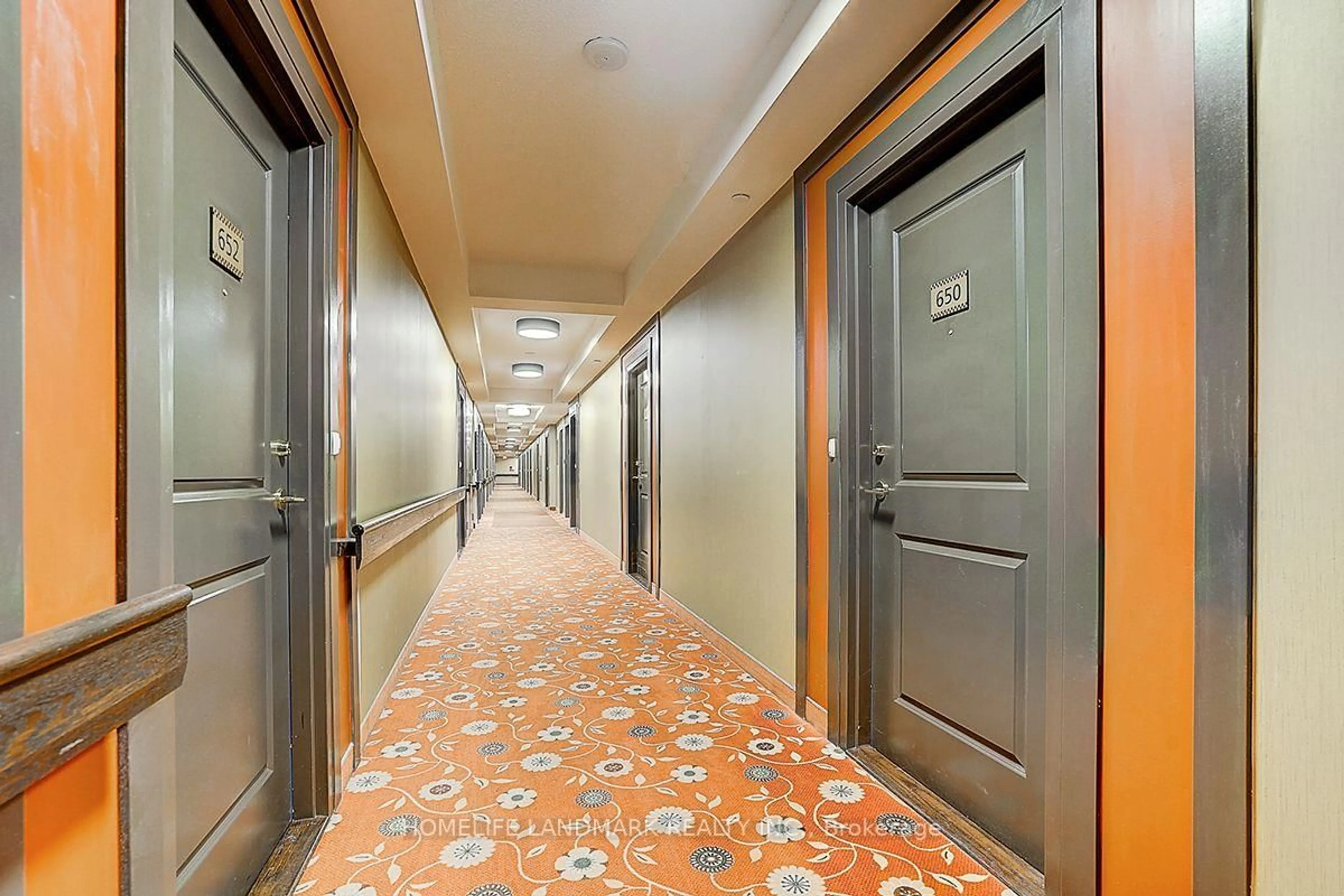 Indoor foyer for 11211 Yonge St #650, Richmond Hill Ontario L4S 0E9