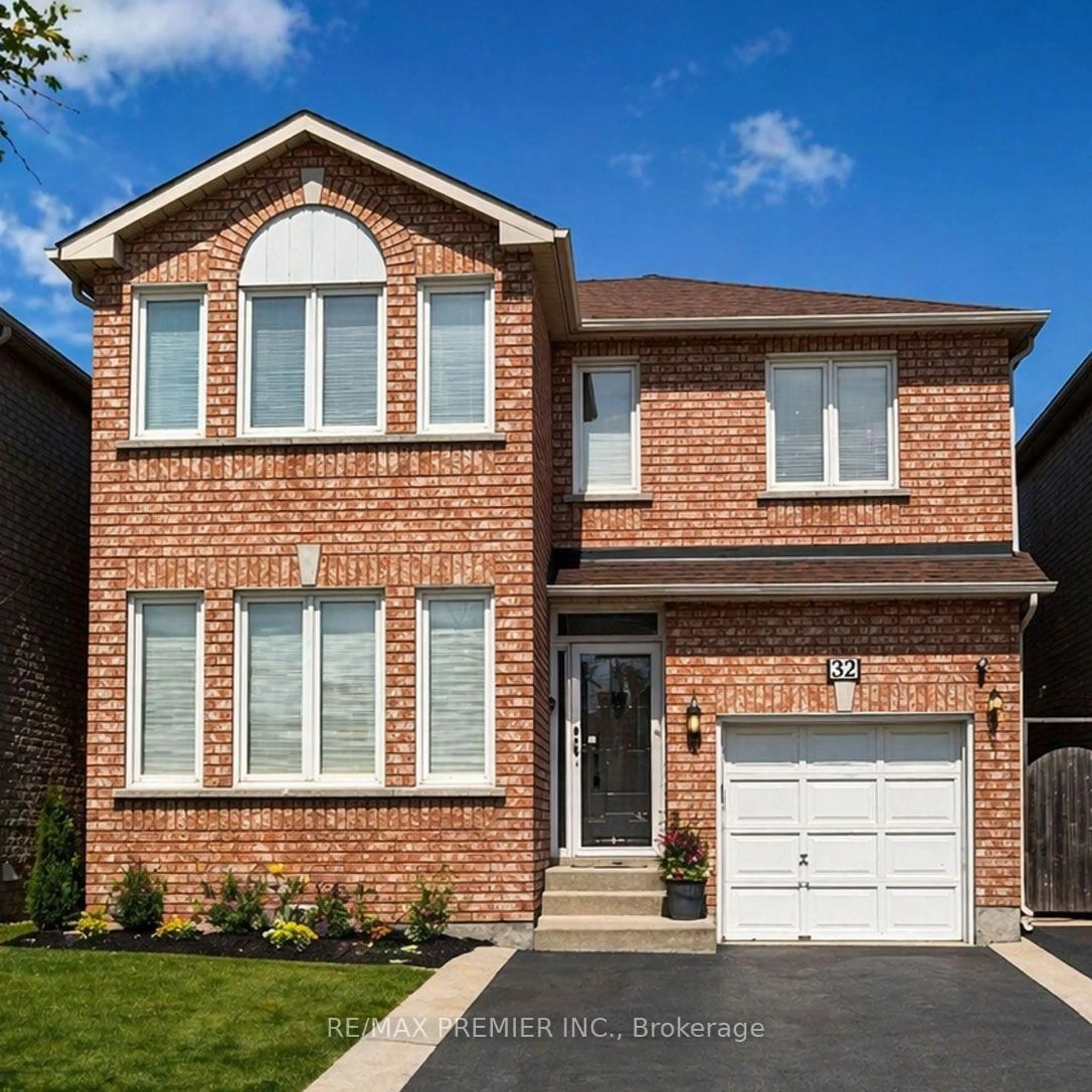 Home with brick exterior material, street for 32 Stonebriar Dr, Vaughan Ontario L6A 2N2