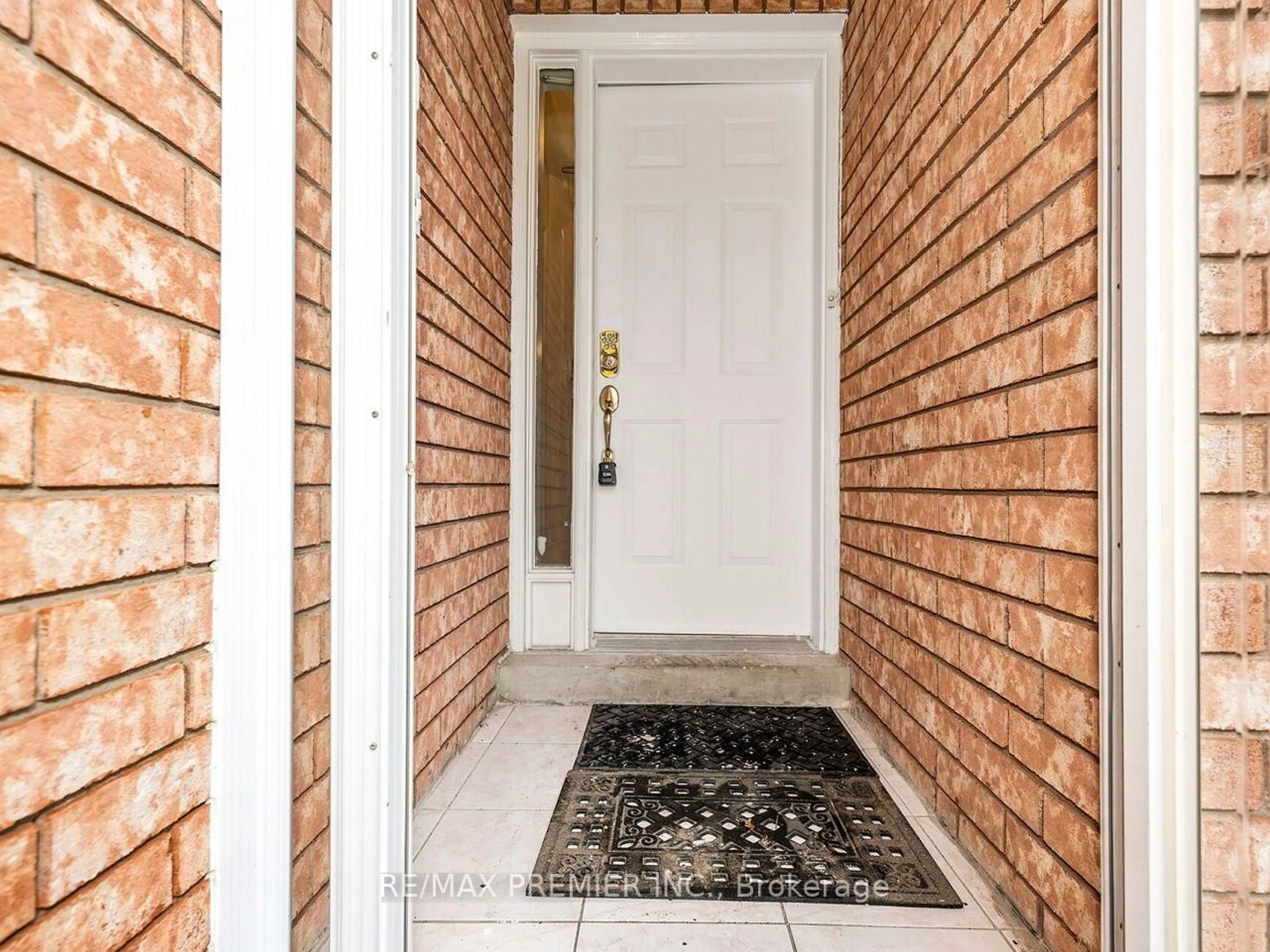 Indoor entryway for 32 Stonebriar Dr, Vaughan Ontario L6A 2N2