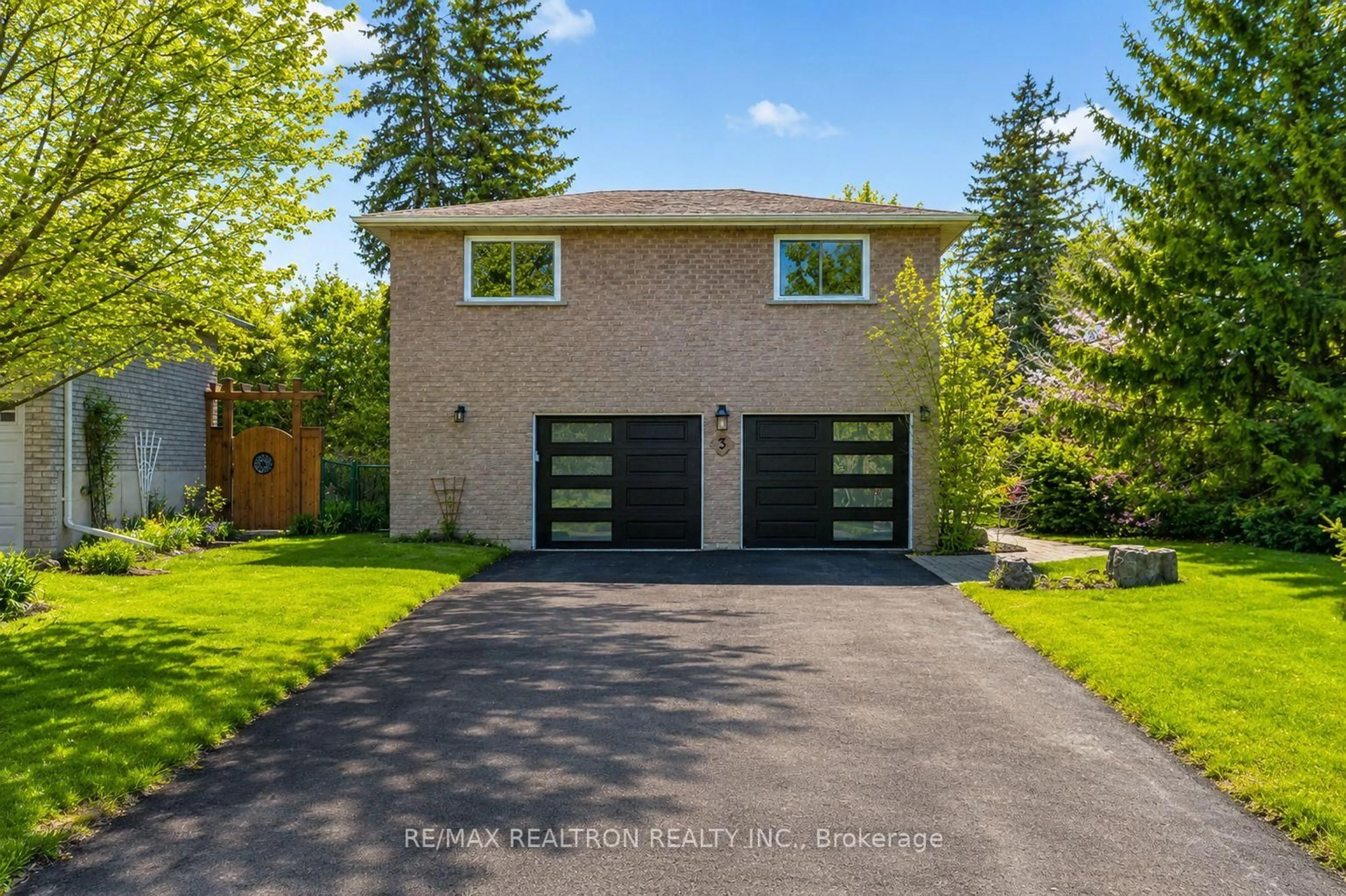 Home with brick exterior material, street for 3 Earls Crt, East Gwillimbury Ontario L9N 1E5