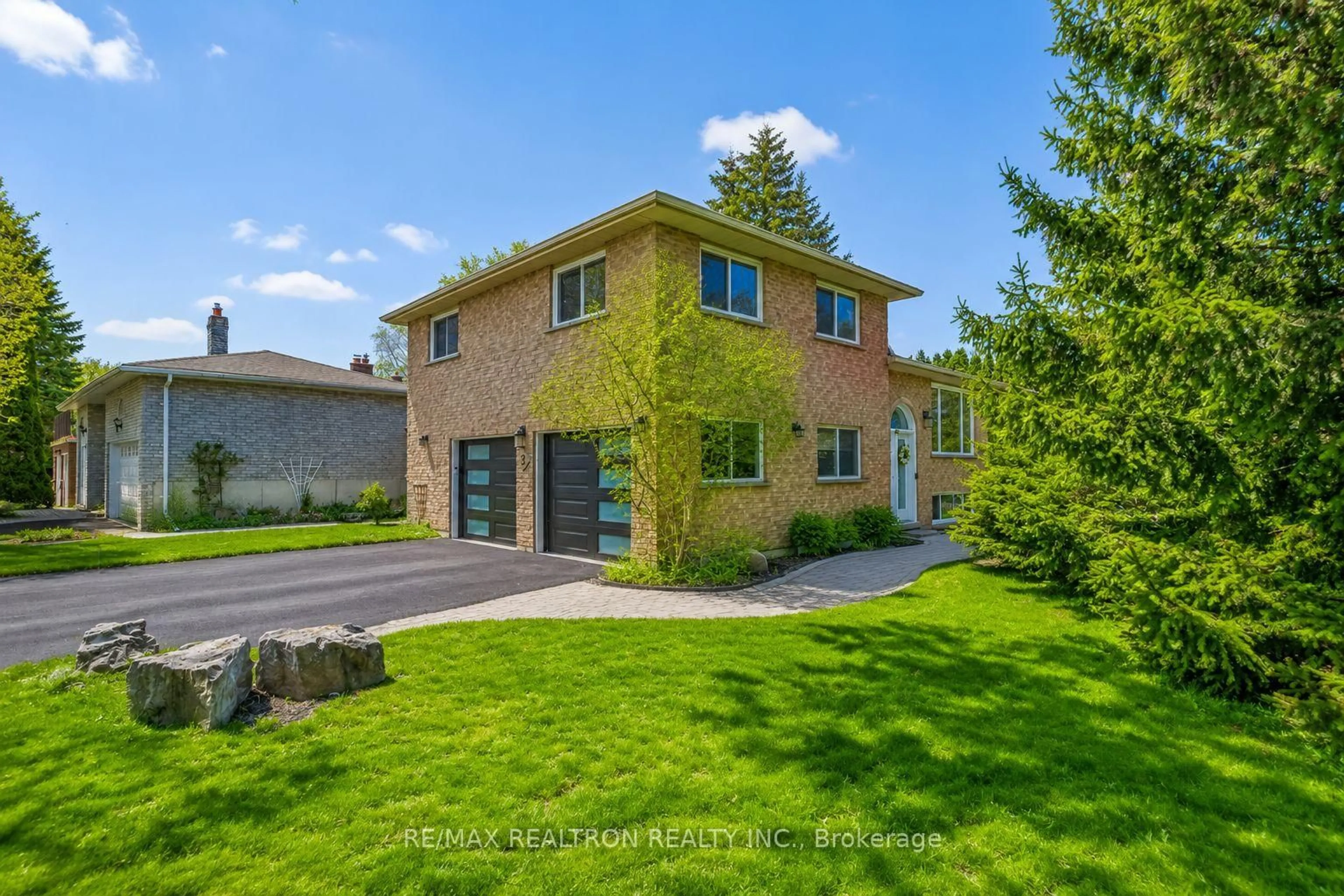 A pic from outside/outdoor area/front of a property/back of a property/a pic from drone, street for 3 Earls Crt, East Gwillimbury Ontario L9N 1E5