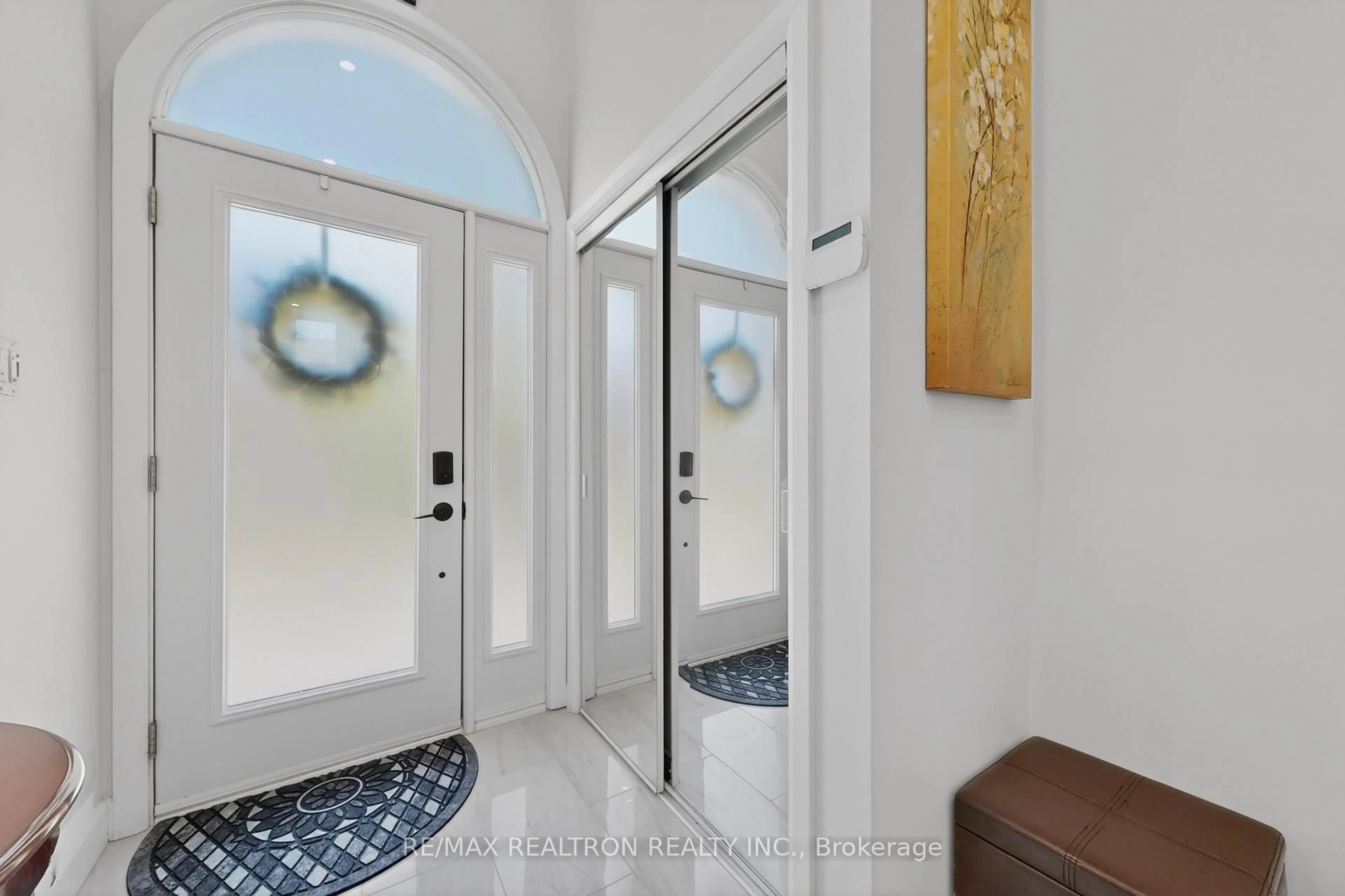 Indoor entryway for 3 Earls Crt, East Gwillimbury Ontario L9N 1E5