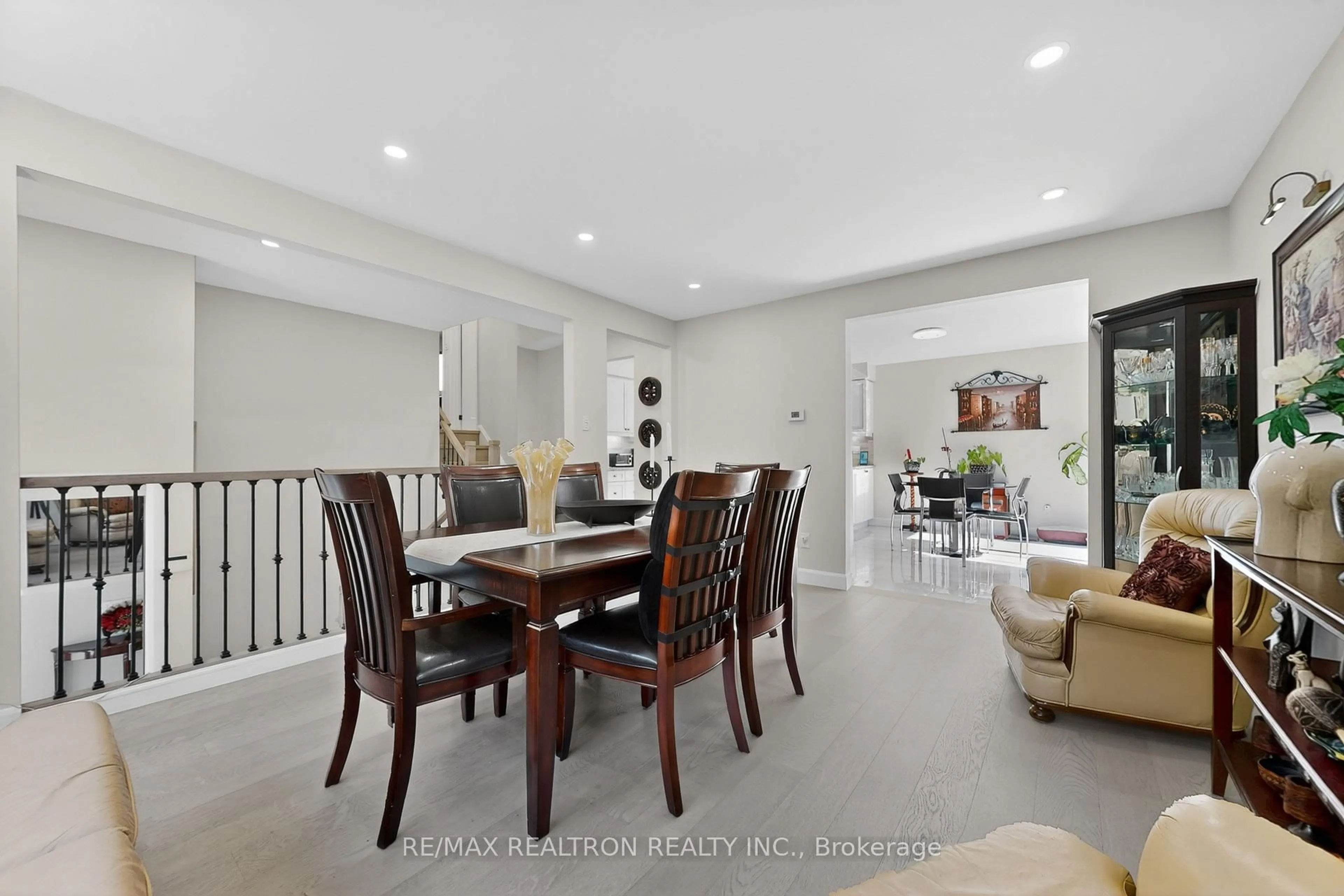 Dining room, unknown for 3 Earls Crt, East Gwillimbury Ontario L9N 1E5