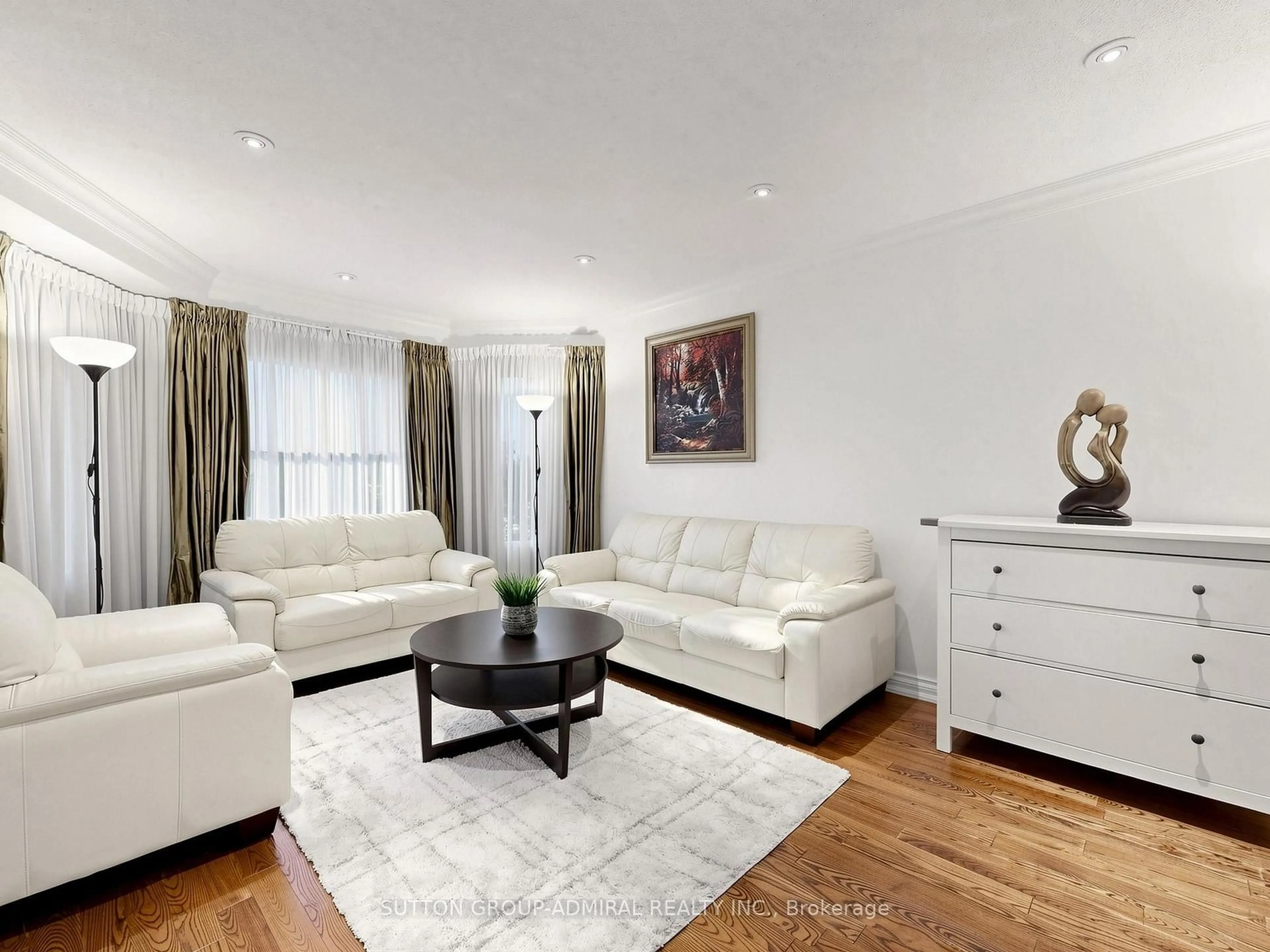 Living room with furniture, wood/laminate floor for 7 Cummings Crt, Markham Ontario L3T 6S4