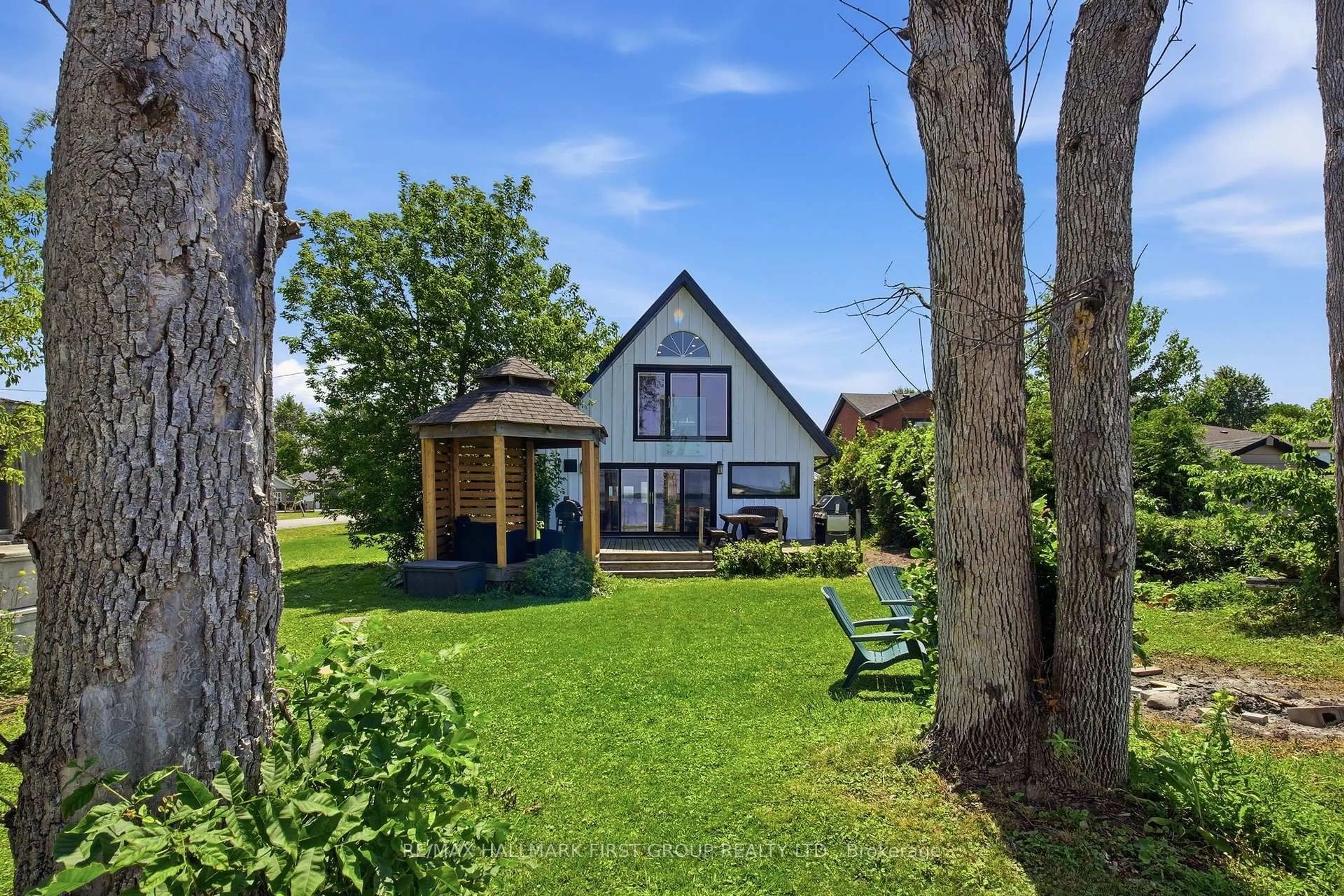 A pic from outside/outdoor area/front of a property/back of a property/a pic from drone, unknown for 26 Burnie Rd, Georgina Ontario L0E 1N0