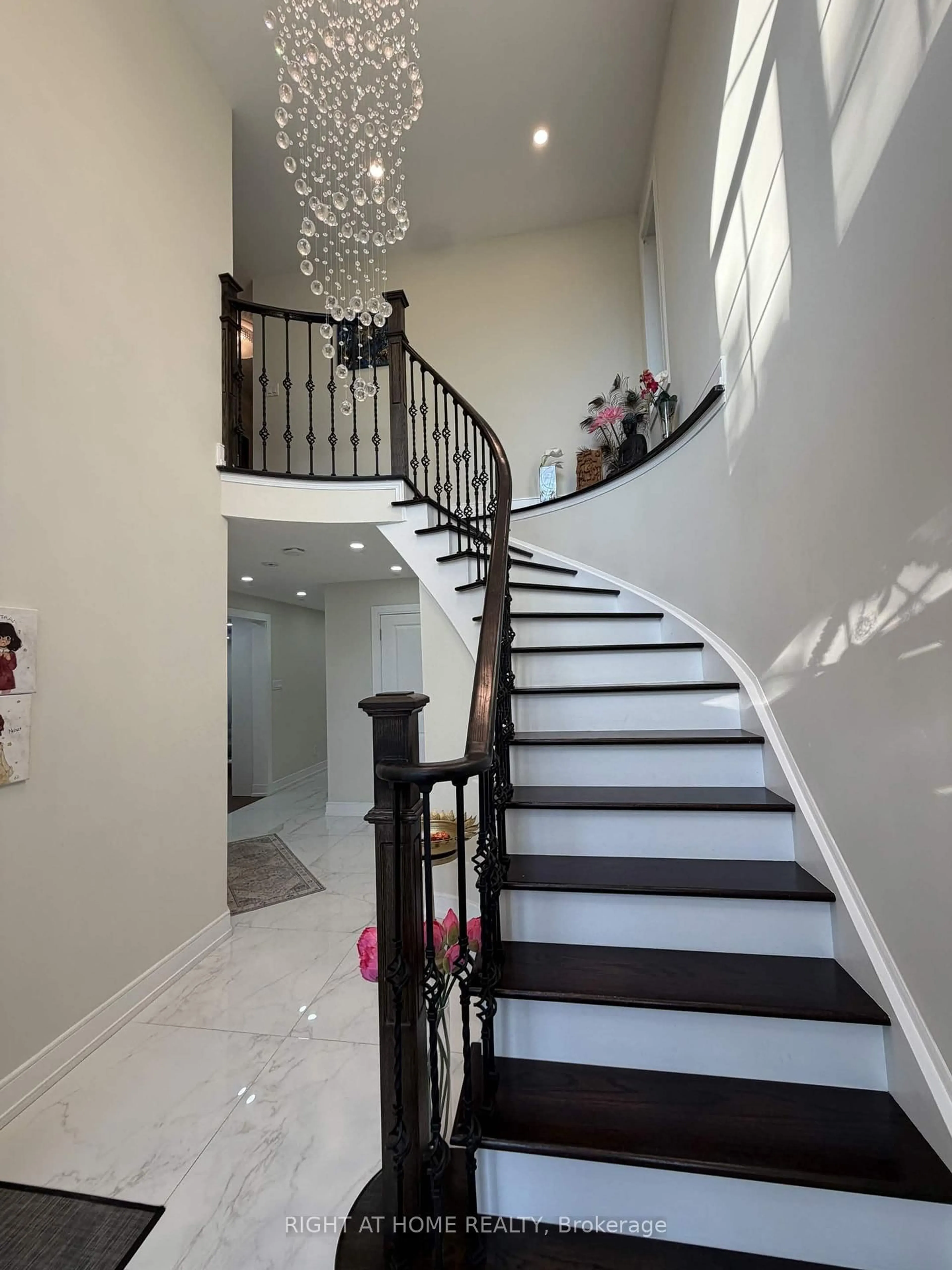 Indoor foyer for 24 Aristotle Dr, Richmond Hill Ontario L4S 1J2