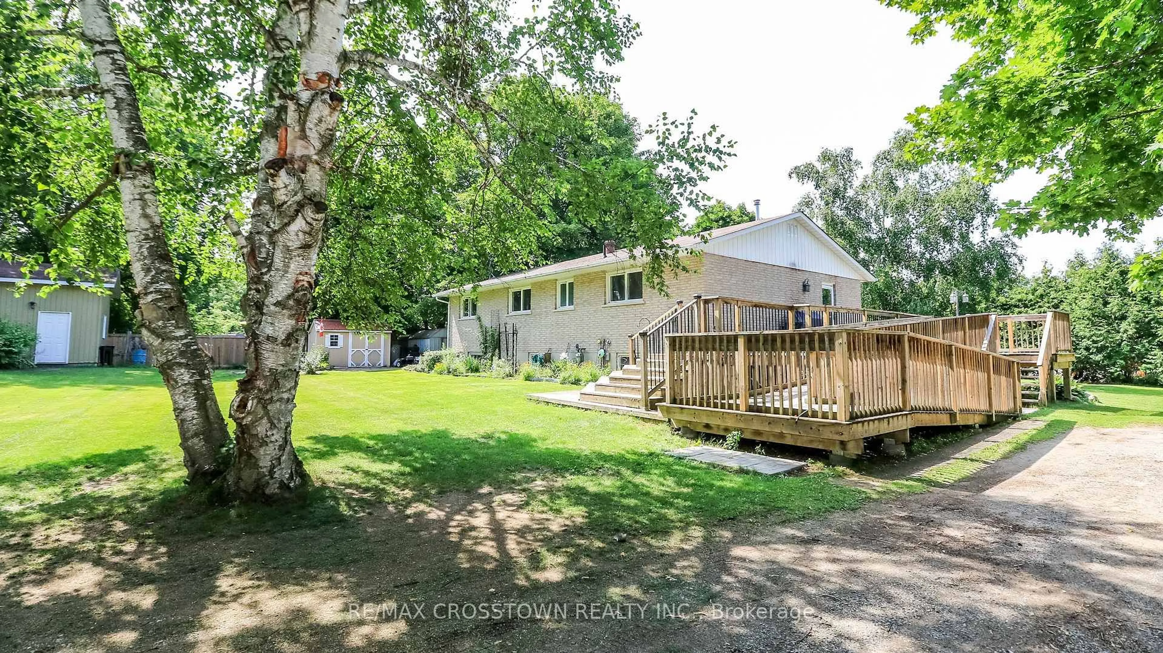 A pic from outside/outdoor area/front of a property/back of a property/a pic from drone, unknown for 1412 Thomas Dr, Innisfil Ontario L0L 1R0
