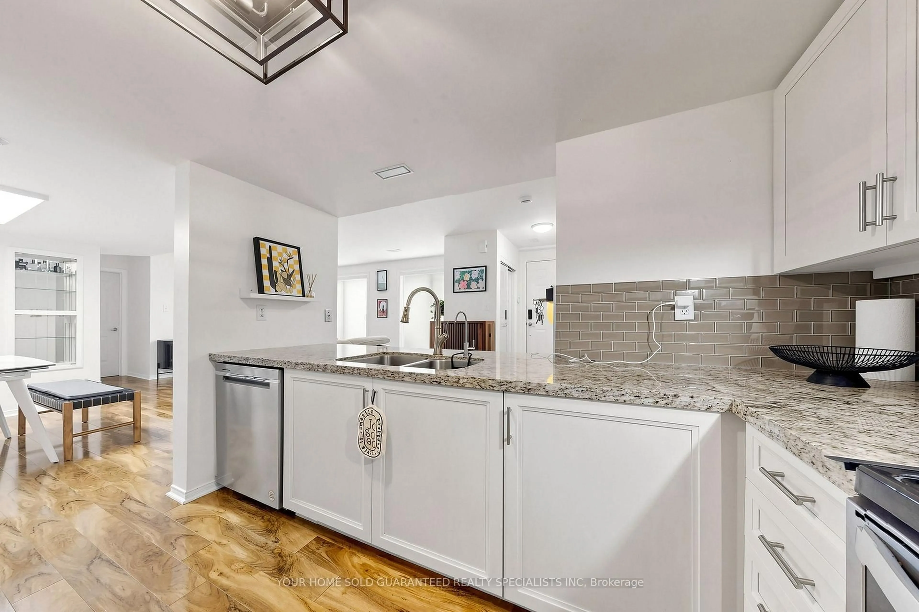 Open concept kitchen, ceramic/tile floor for 75 Weldrick Dr #1003, Richmond Hill Ontario L4C 0H9