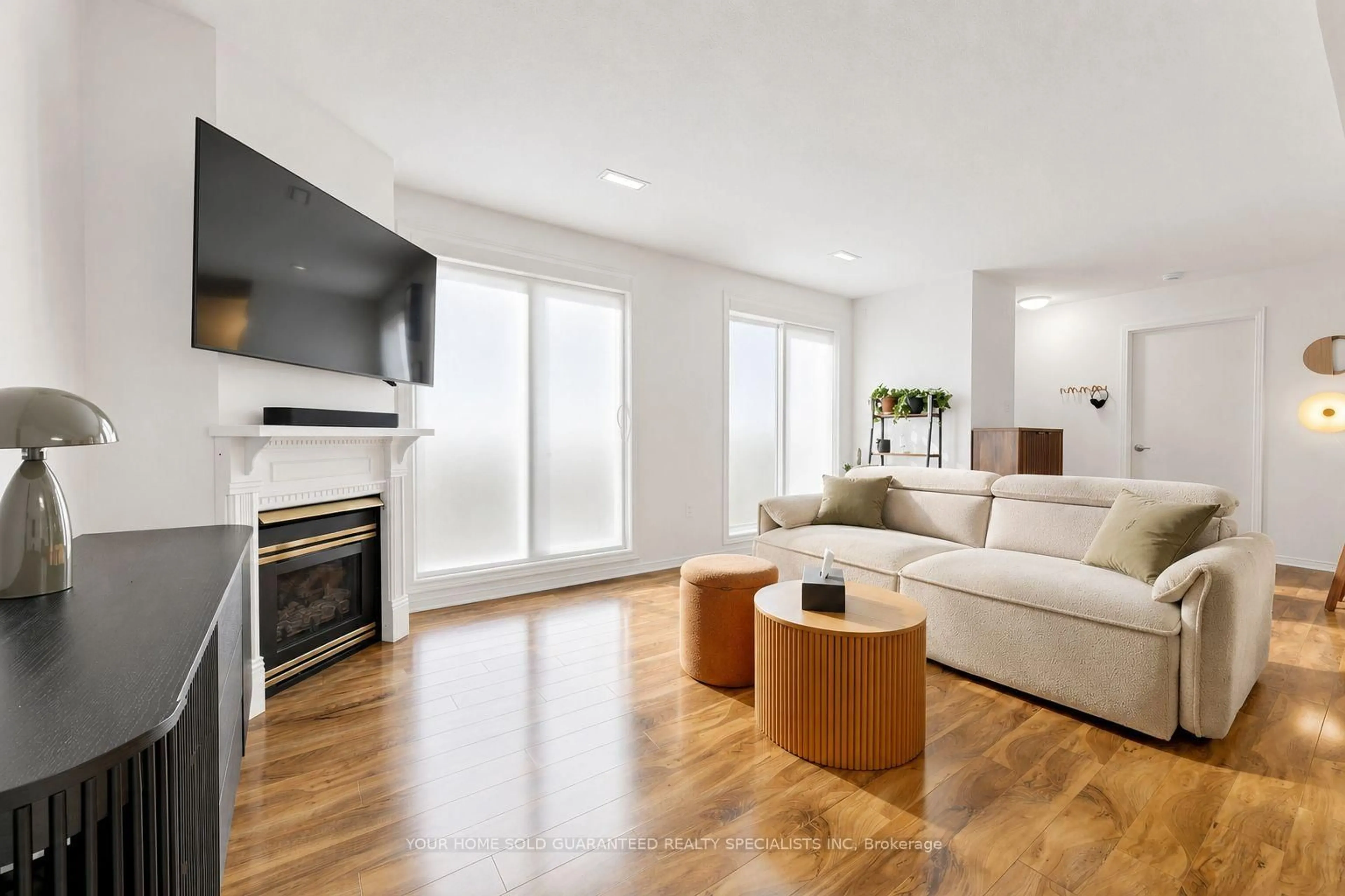 Living room with furniture, wood/laminate floor for 75 Weldrick Dr #1003, Richmond Hill Ontario L4C 0H9