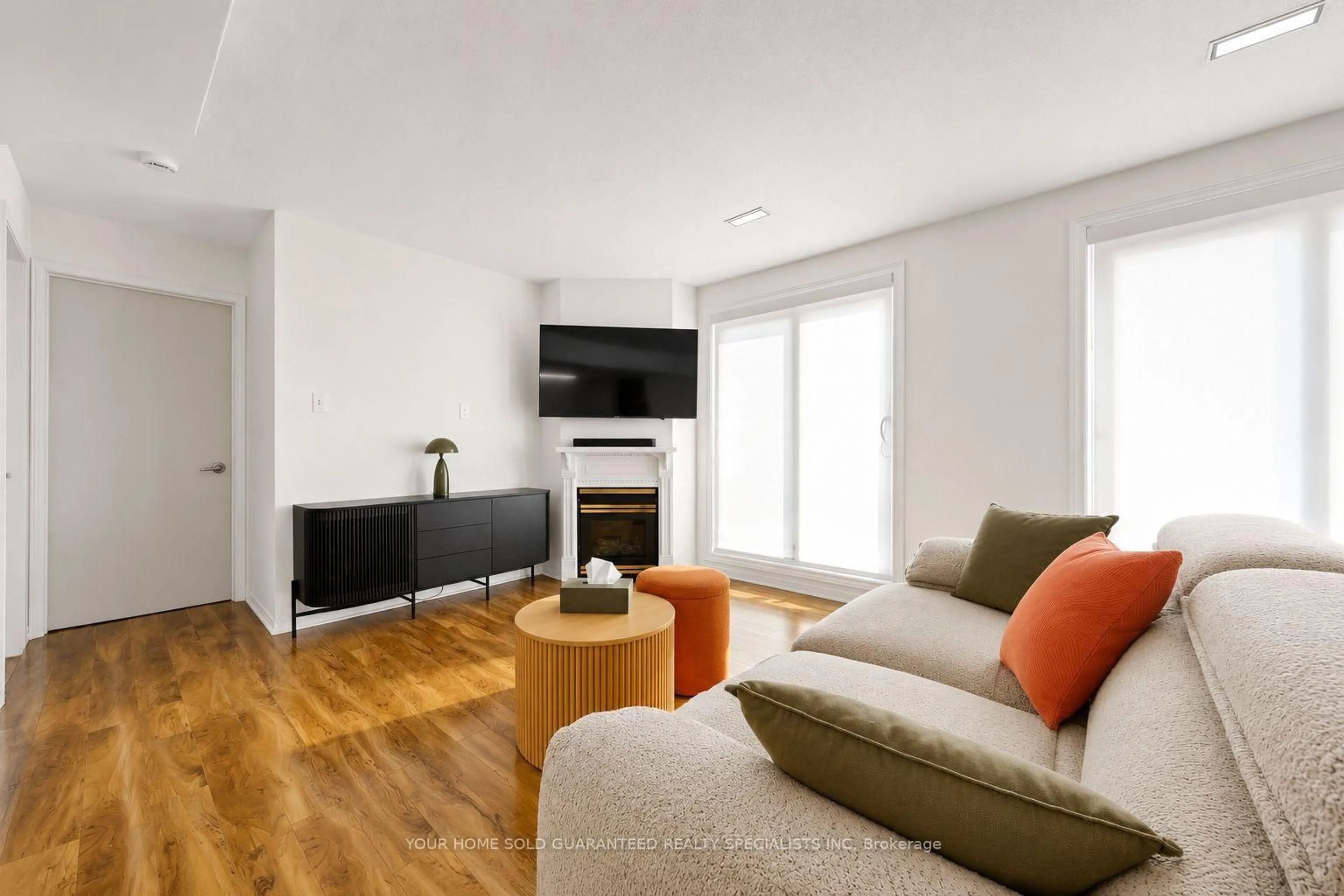 Living room with furniture, wood/laminate floor for 75 Weldrick Dr #1003, Richmond Hill Ontario L4C 0H9