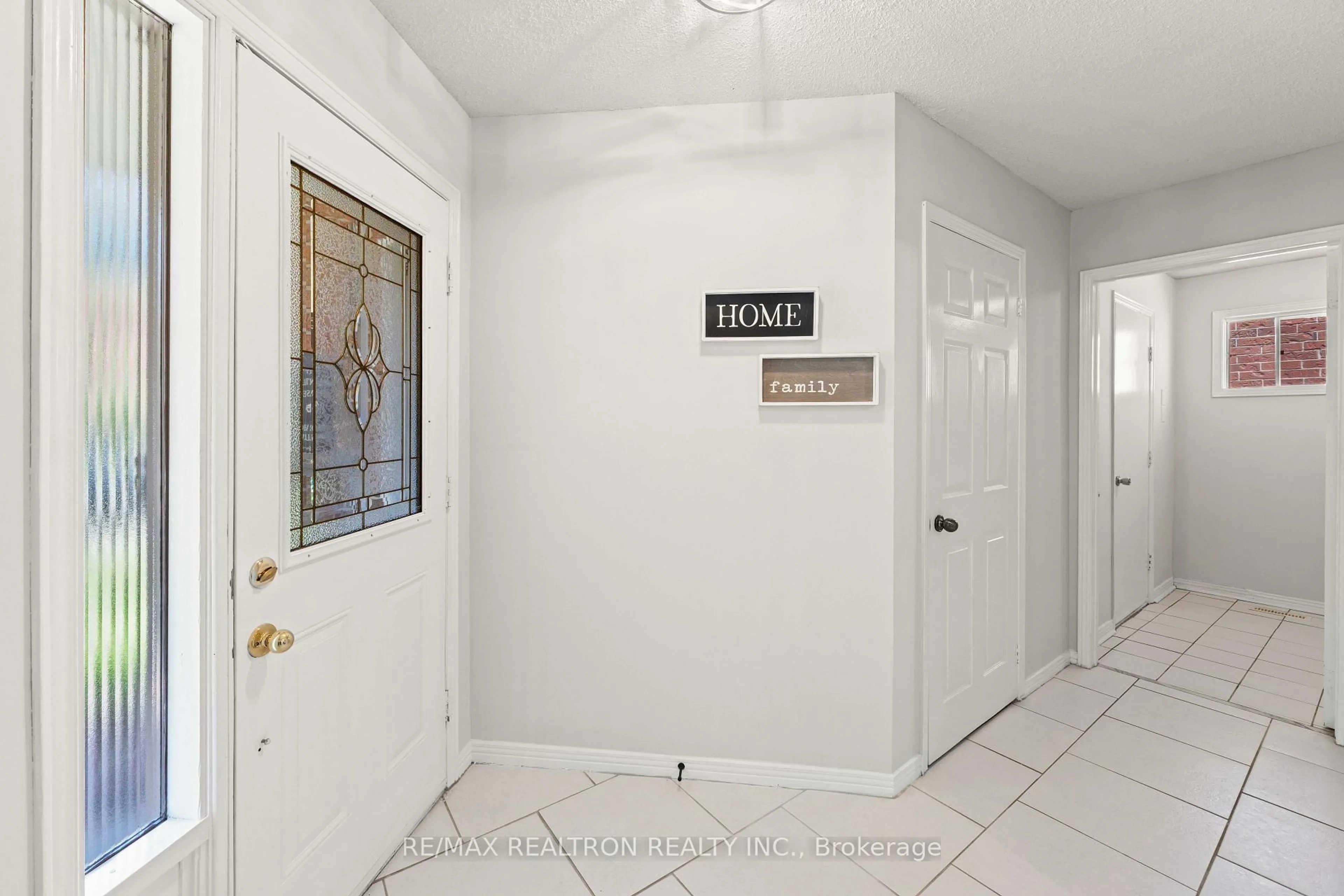 Indoor entryway for 143 Spring Gate Blvd, Vaughan Ontario L4J 3B2