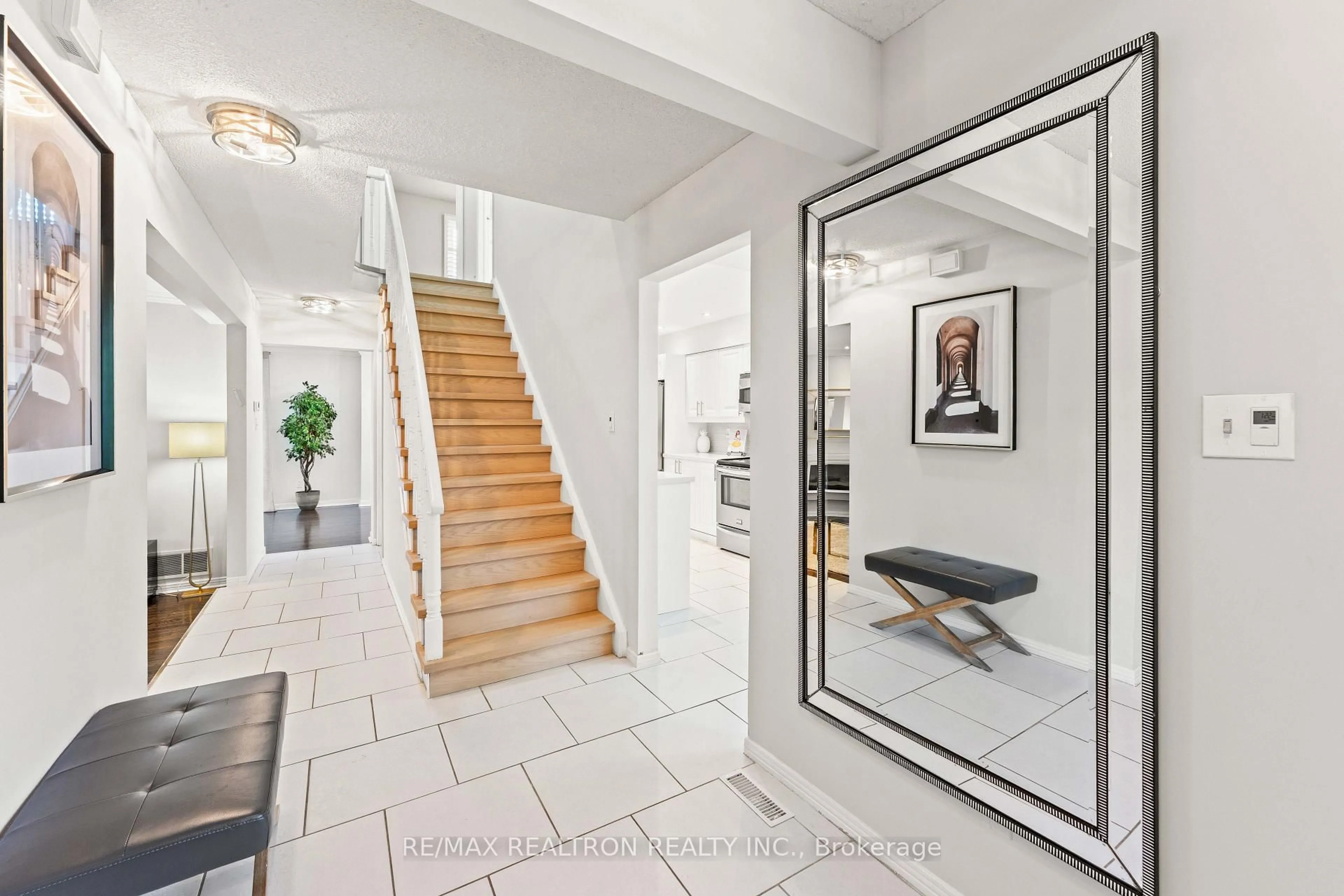 Indoor entryway for 143 Spring Gate Blvd, Vaughan Ontario L4J 3B2