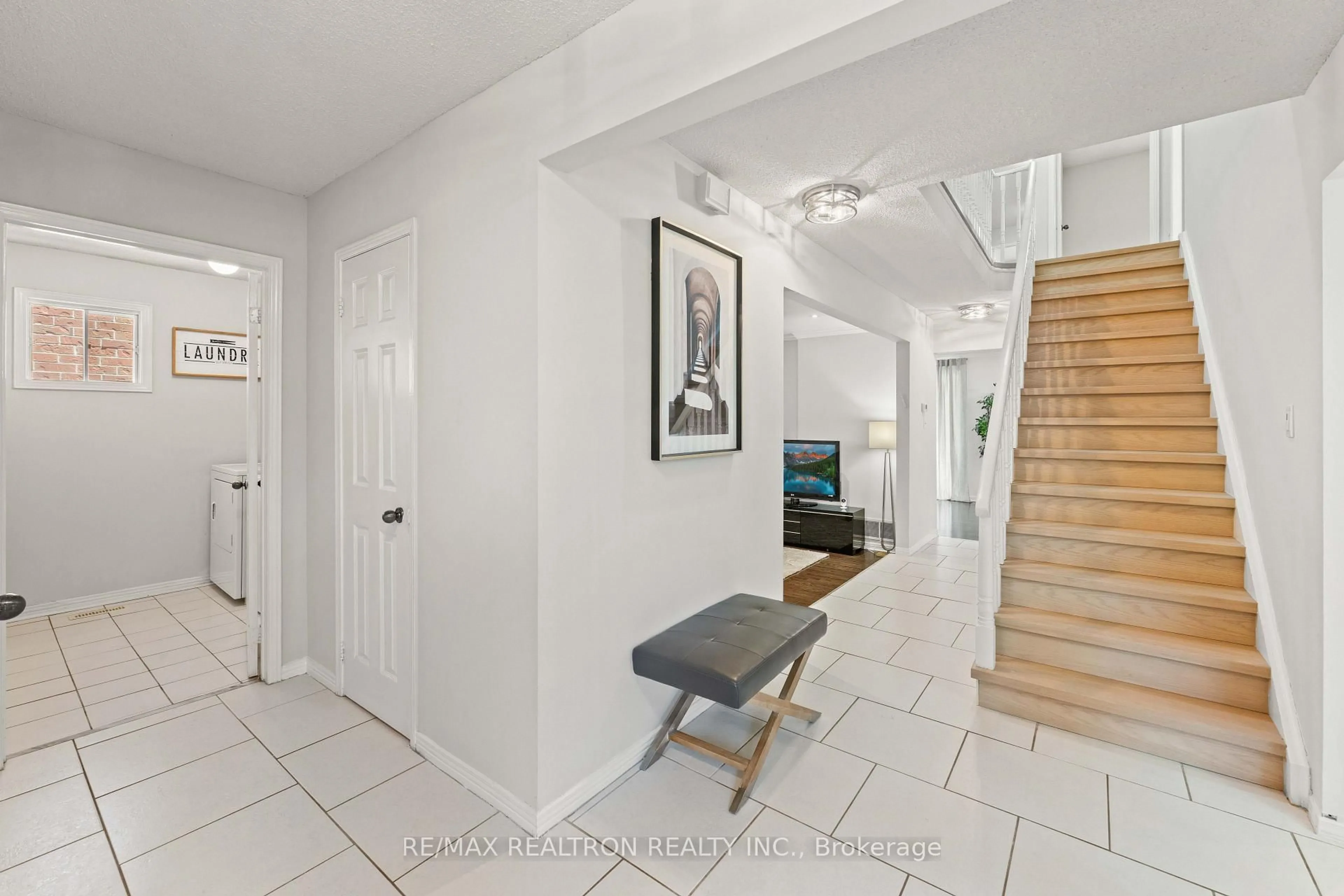 Indoor entryway for 143 Spring Gate Blvd, Vaughan Ontario L4J 3B2