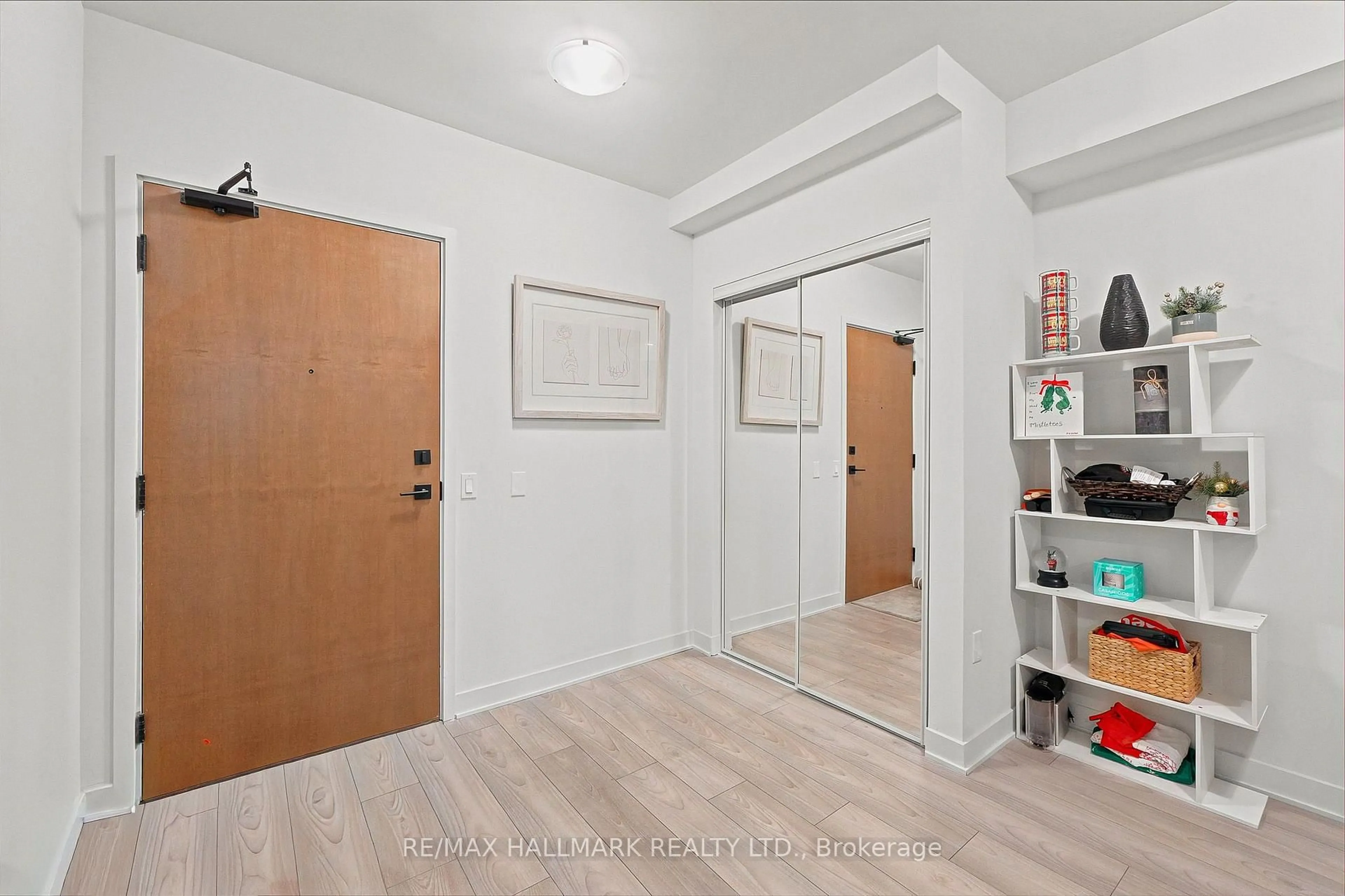 Indoor entryway for 2920 Highway 7 #2903, Vaughan Ontario L4K 0P4