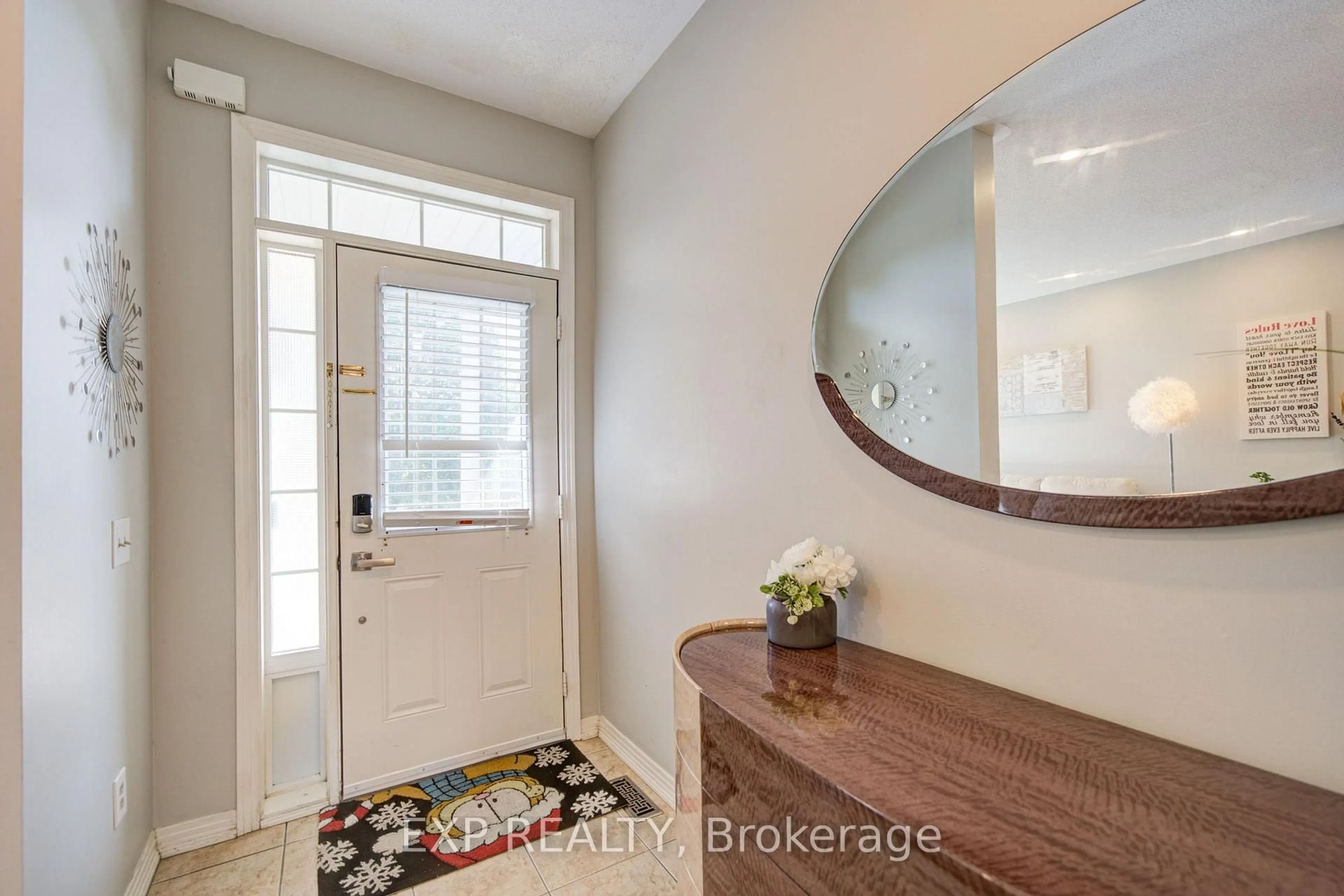 Indoor entryway for 76 Ford Wilson Blvd, Newmarket Ontario L3X 3G1