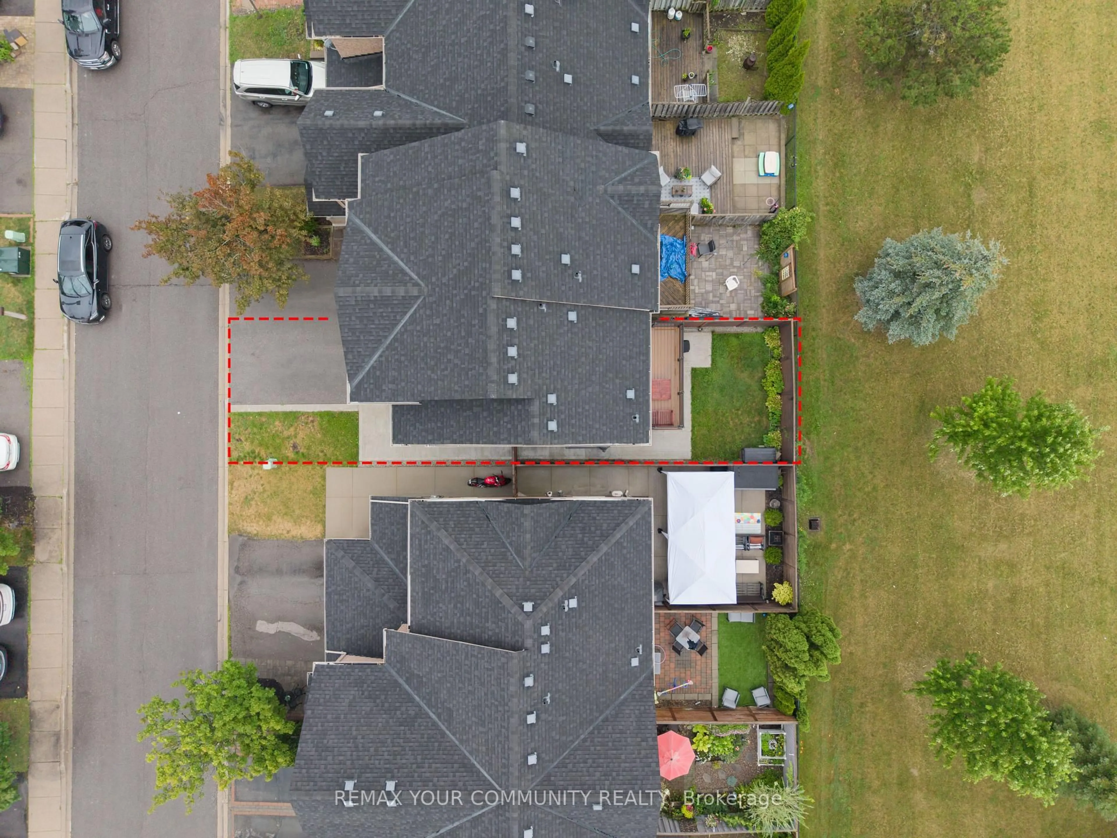 A pic from outside/outdoor area/front of a property/back of a property/a pic from drone, street for 40 Tania Cres, Vaughan Ontario L6A 2M8