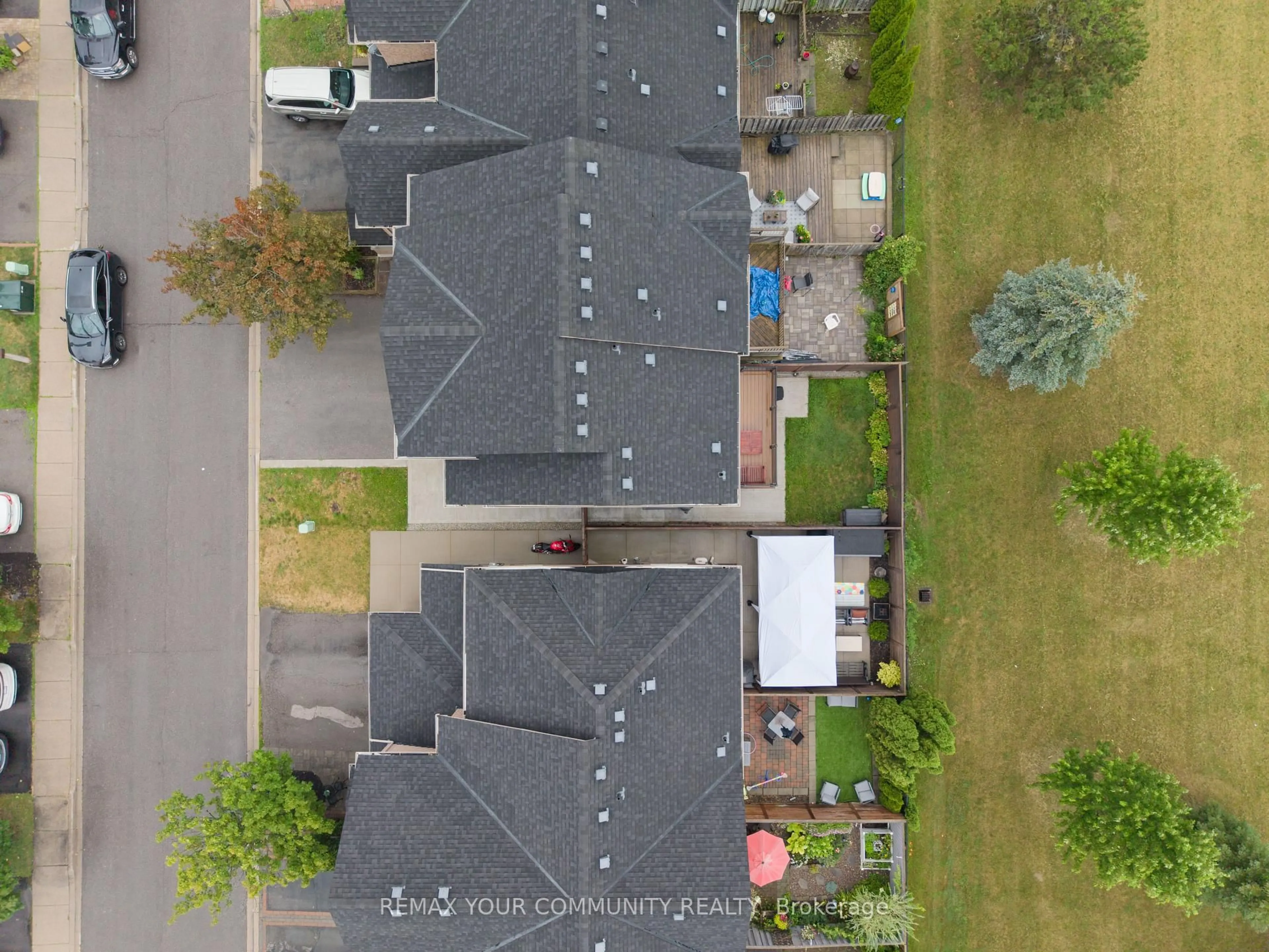A pic from outside/outdoor area/front of a property/back of a property/a pic from drone, street for 40 Tania Cres, Vaughan Ontario L6A 2M8