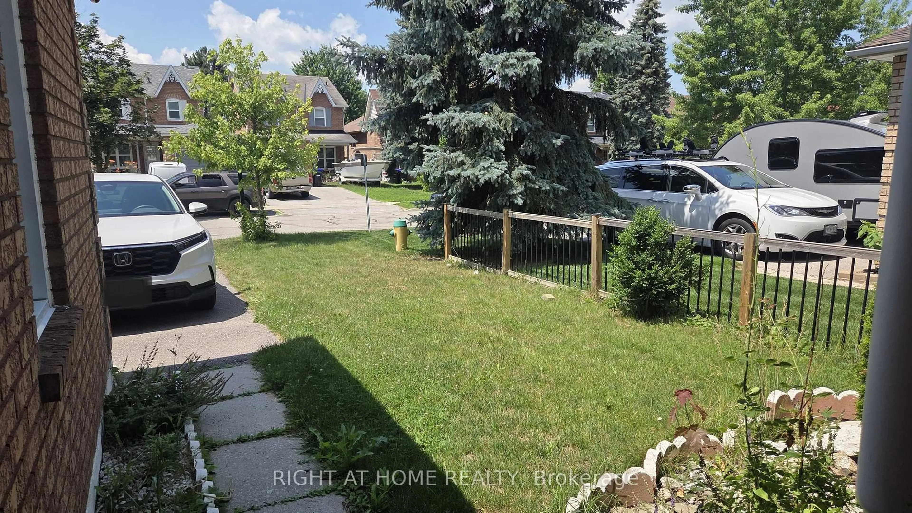 A pic from outside/outdoor area/front of a property/back of a property/a pic from drone, street for 129 Heydon Ave, New Tecumseth Ontario L9R 1N6