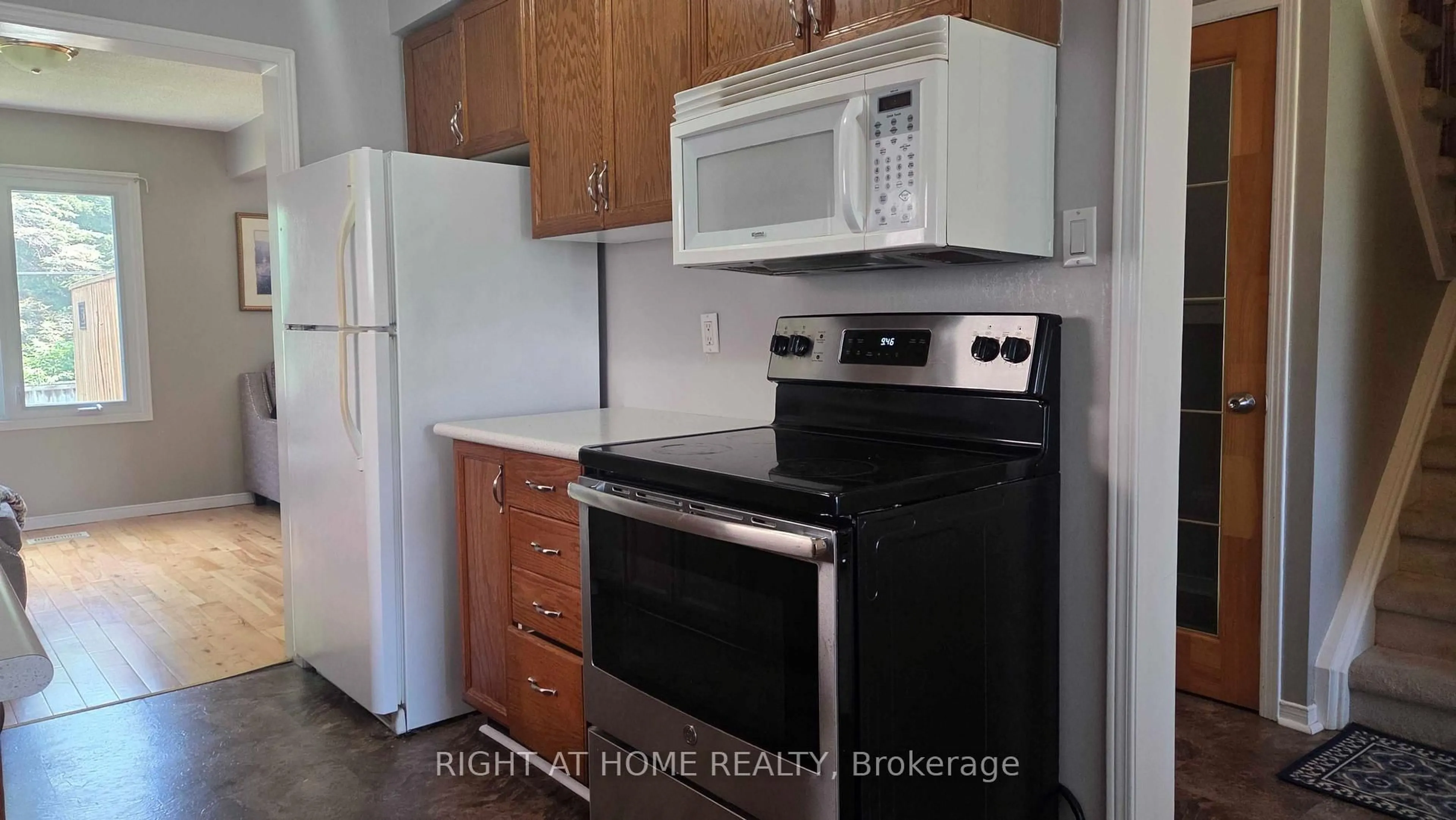 Standard kitchen, unknown for 129 Heydon Ave, New Tecumseth Ontario L9R 1N6