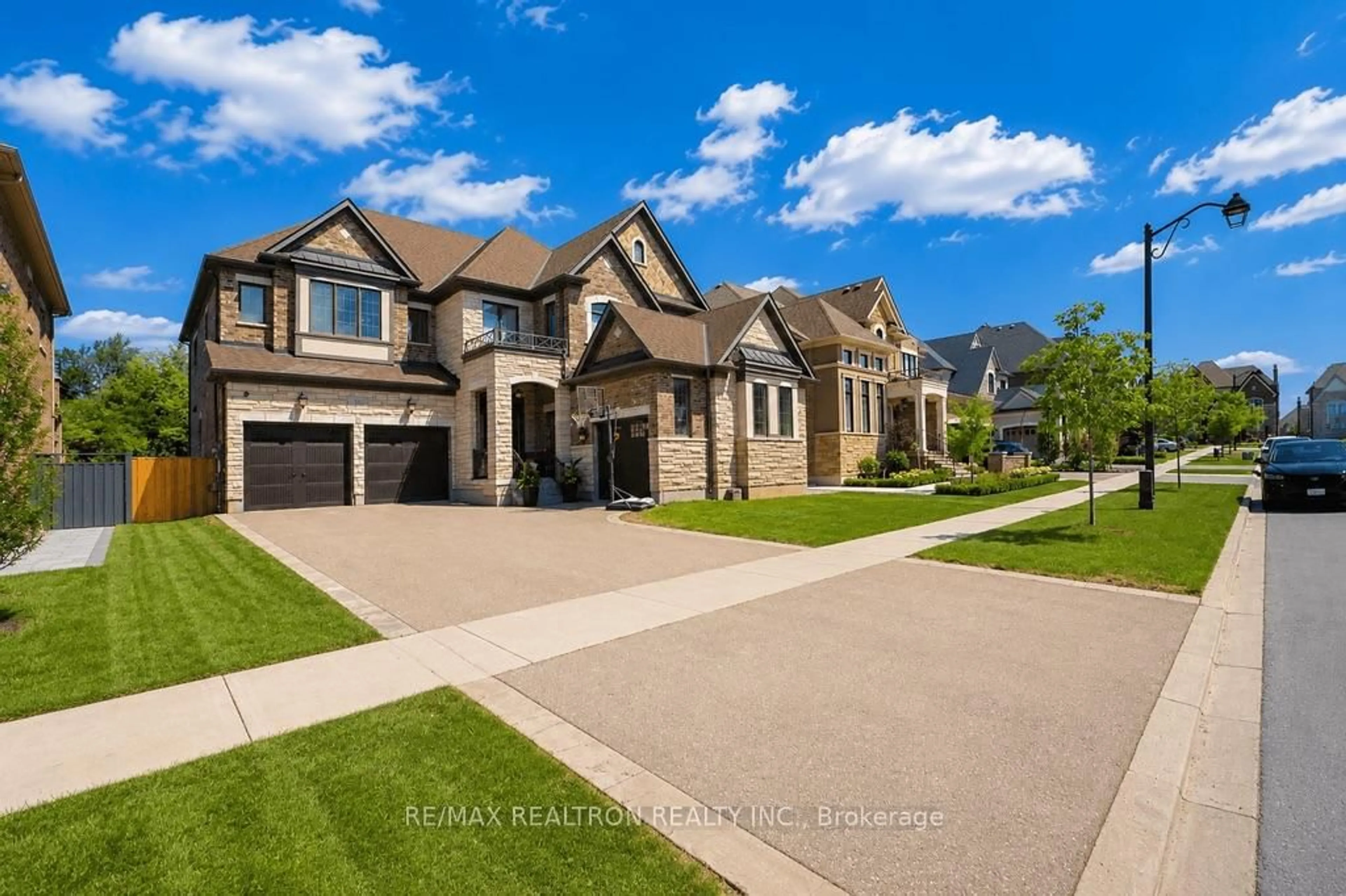 Home with brick exterior material, street for 26 Sir Henry Crt, King Ontario L7B 1A4