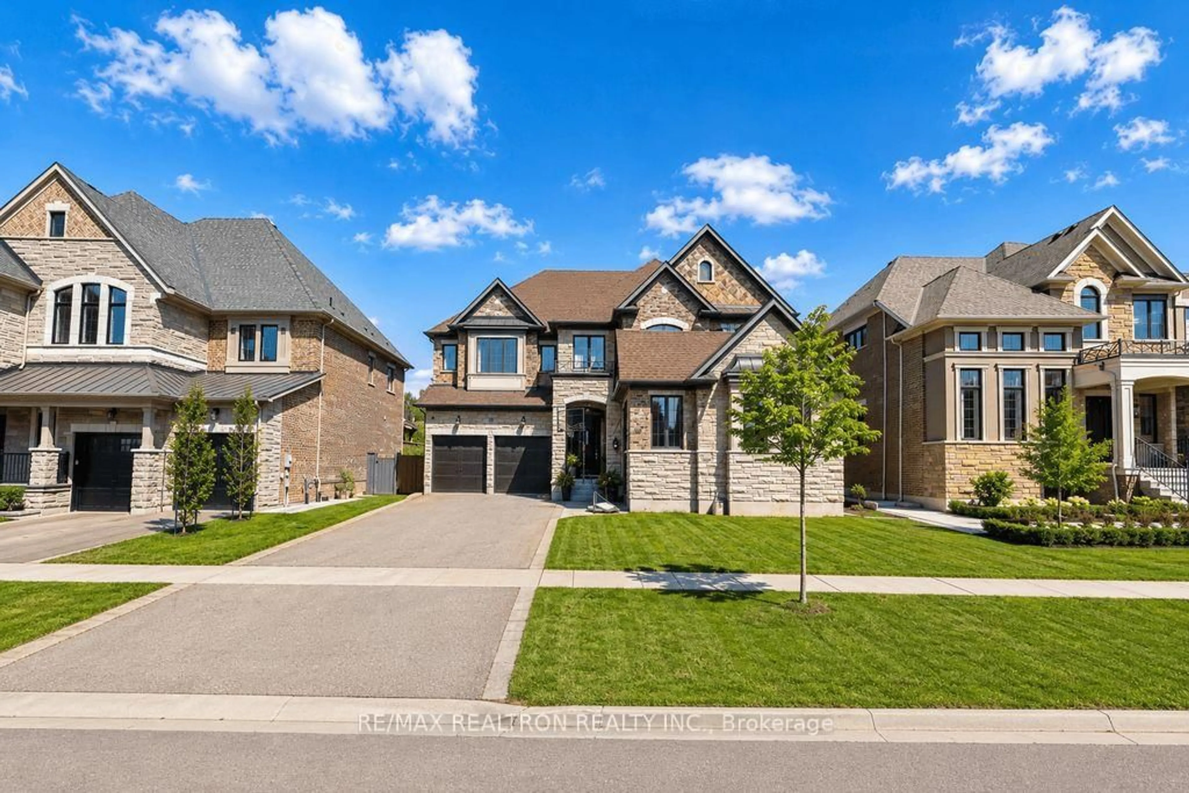 Home with brick exterior material, street for 26 Sir Henry Crt, King Ontario L7B 1A4