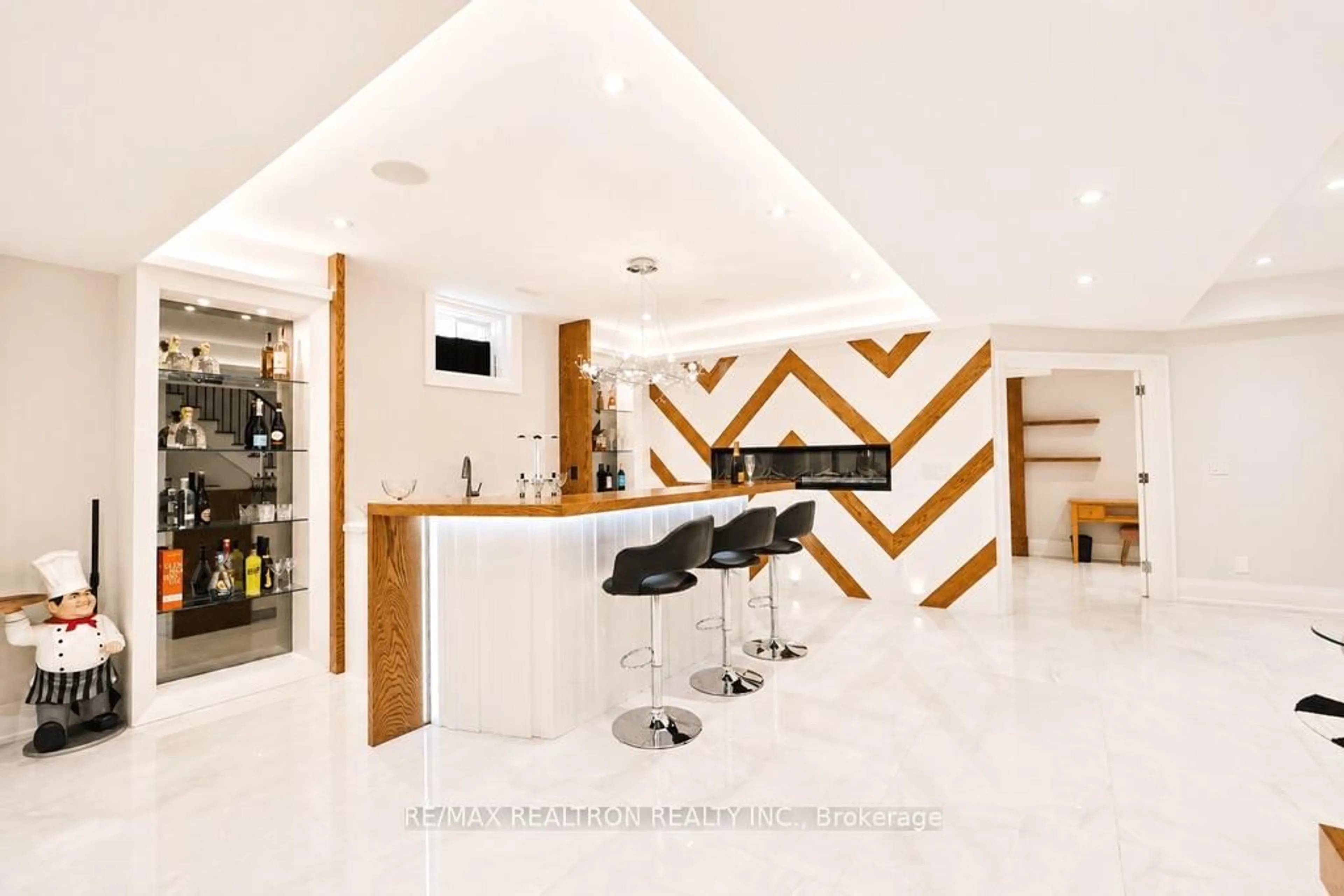 Lobby for 26 Sir Henry Crt, King Ontario L7B 1A4