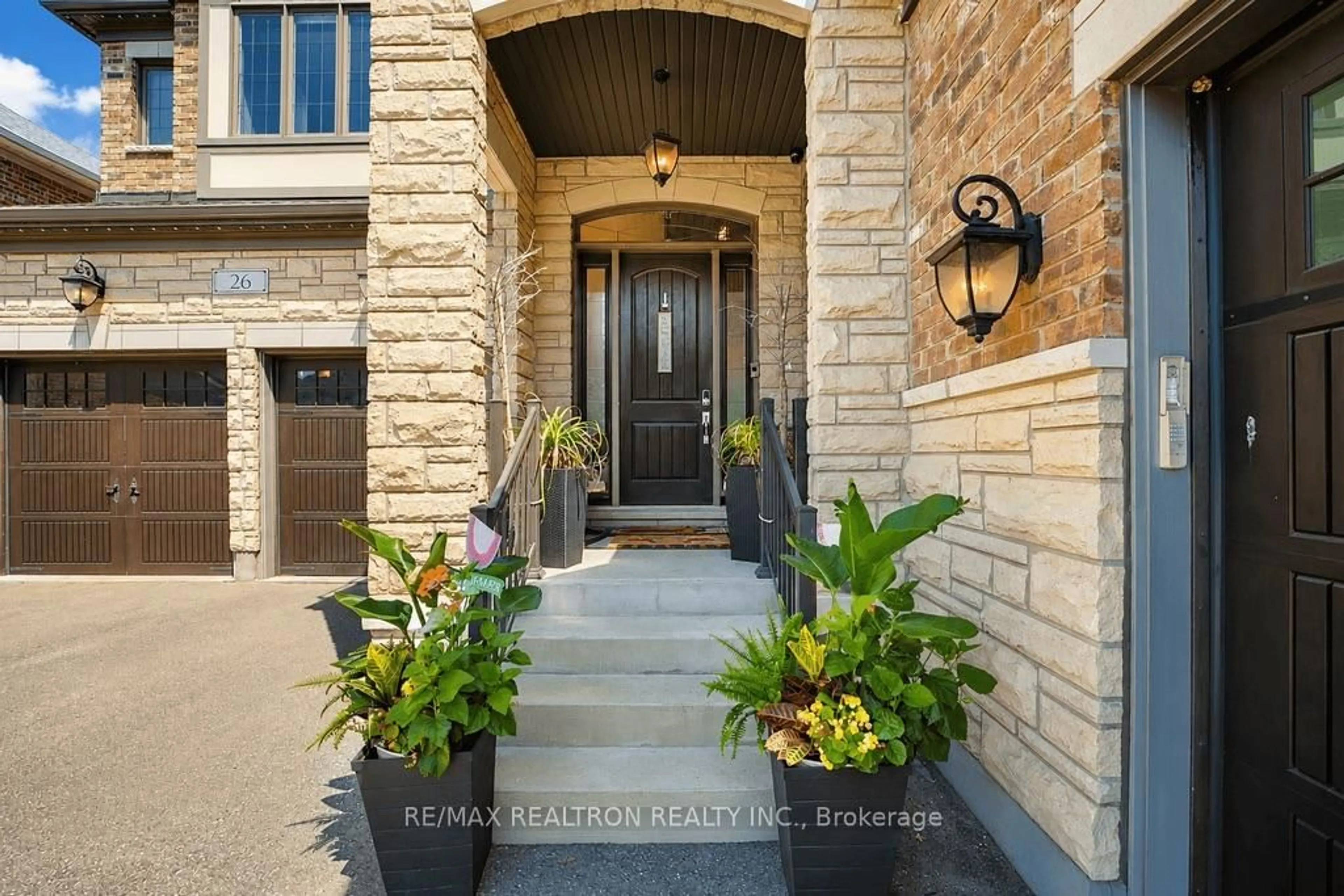 Indoor entryway for 26 Sir Henry Crt, King Ontario L7B 1A4