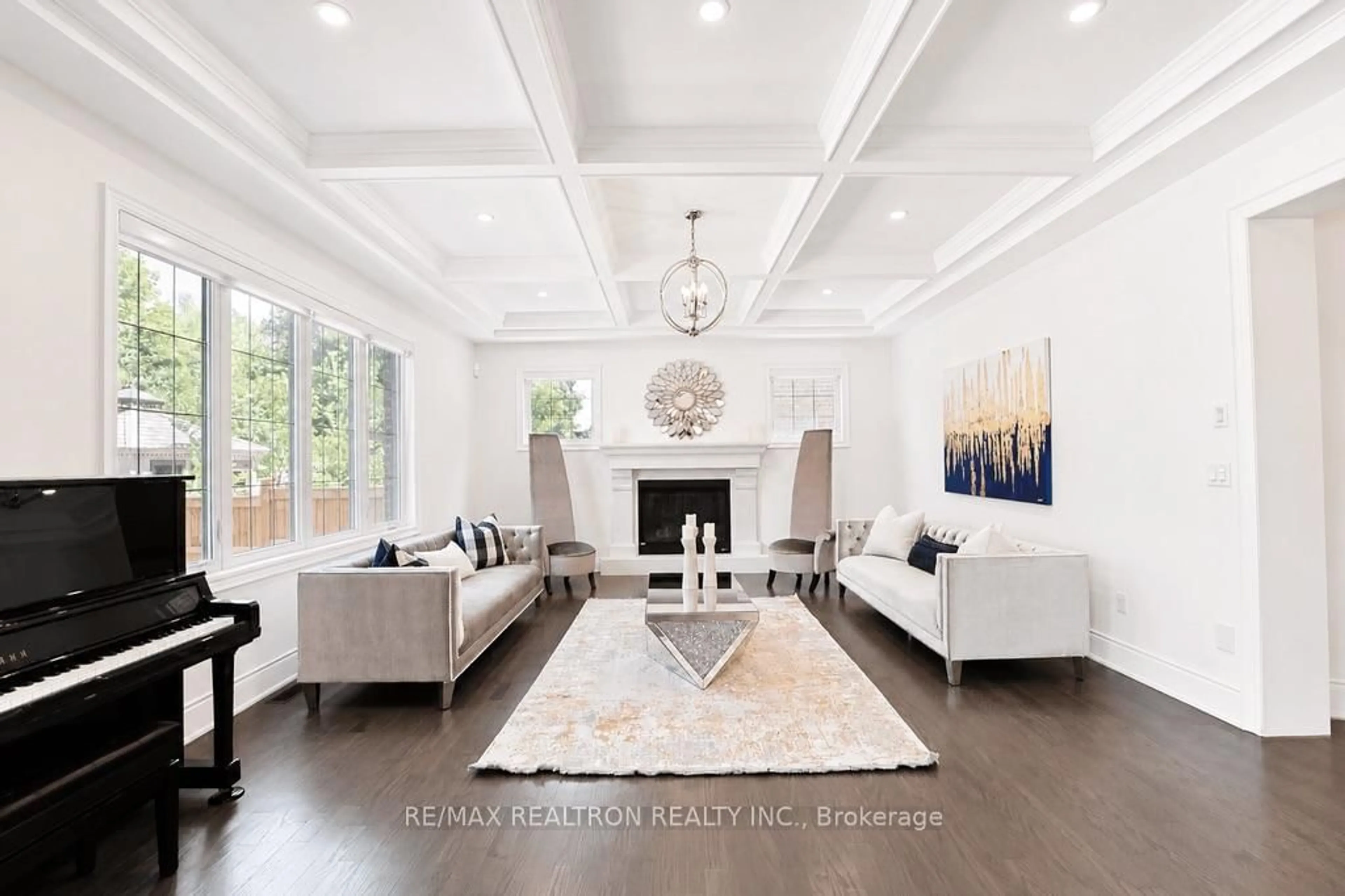 Living room with furniture, unknown for 26 Sir Henry Crt, King Ontario L7B 1A4