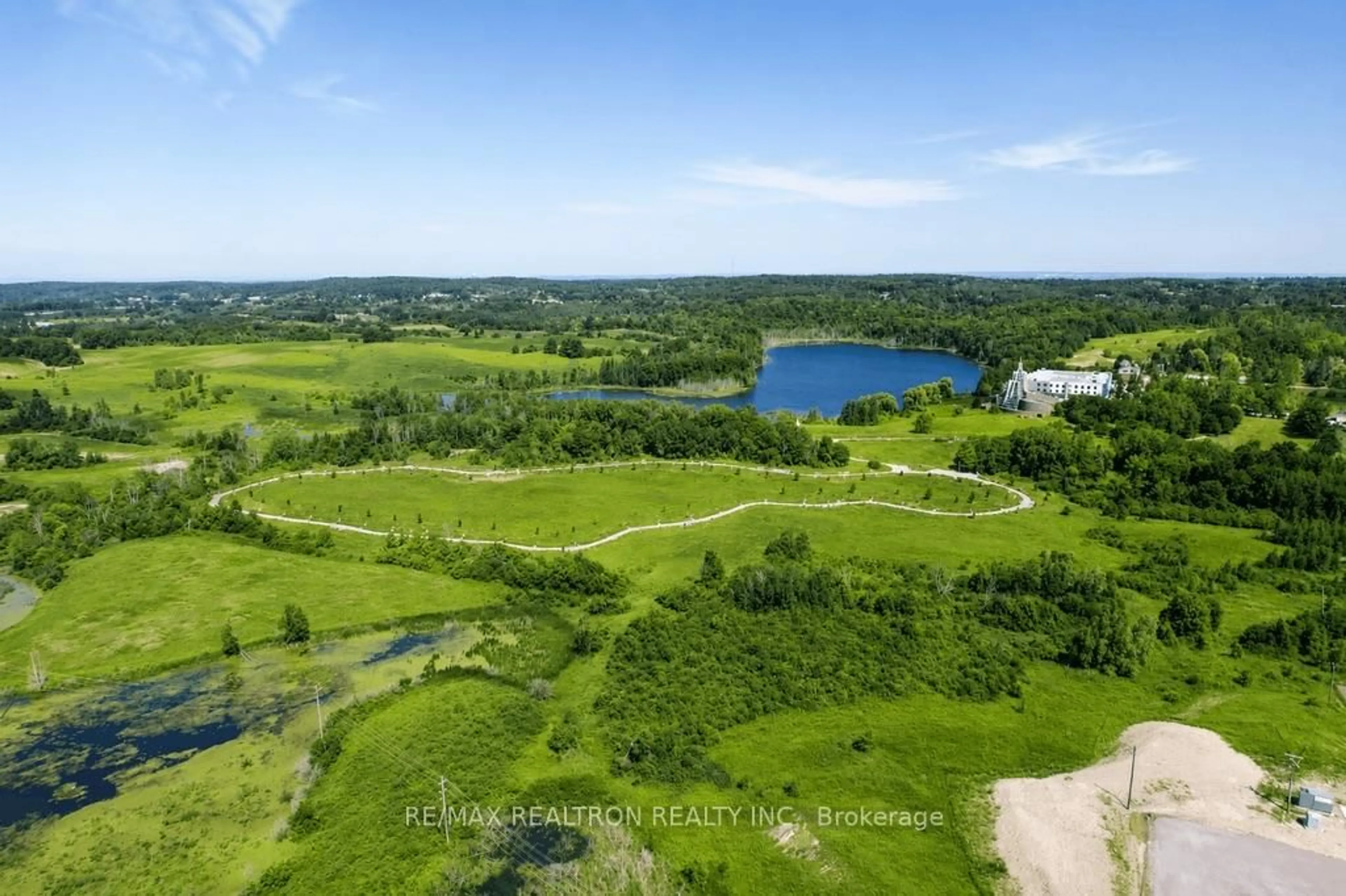 A pic from outside/outdoor area/front of a property/back of a property/a pic from drone, water/lake/river/ocean view for 26 Sir Henry Crt, King Ontario L7B 1A4