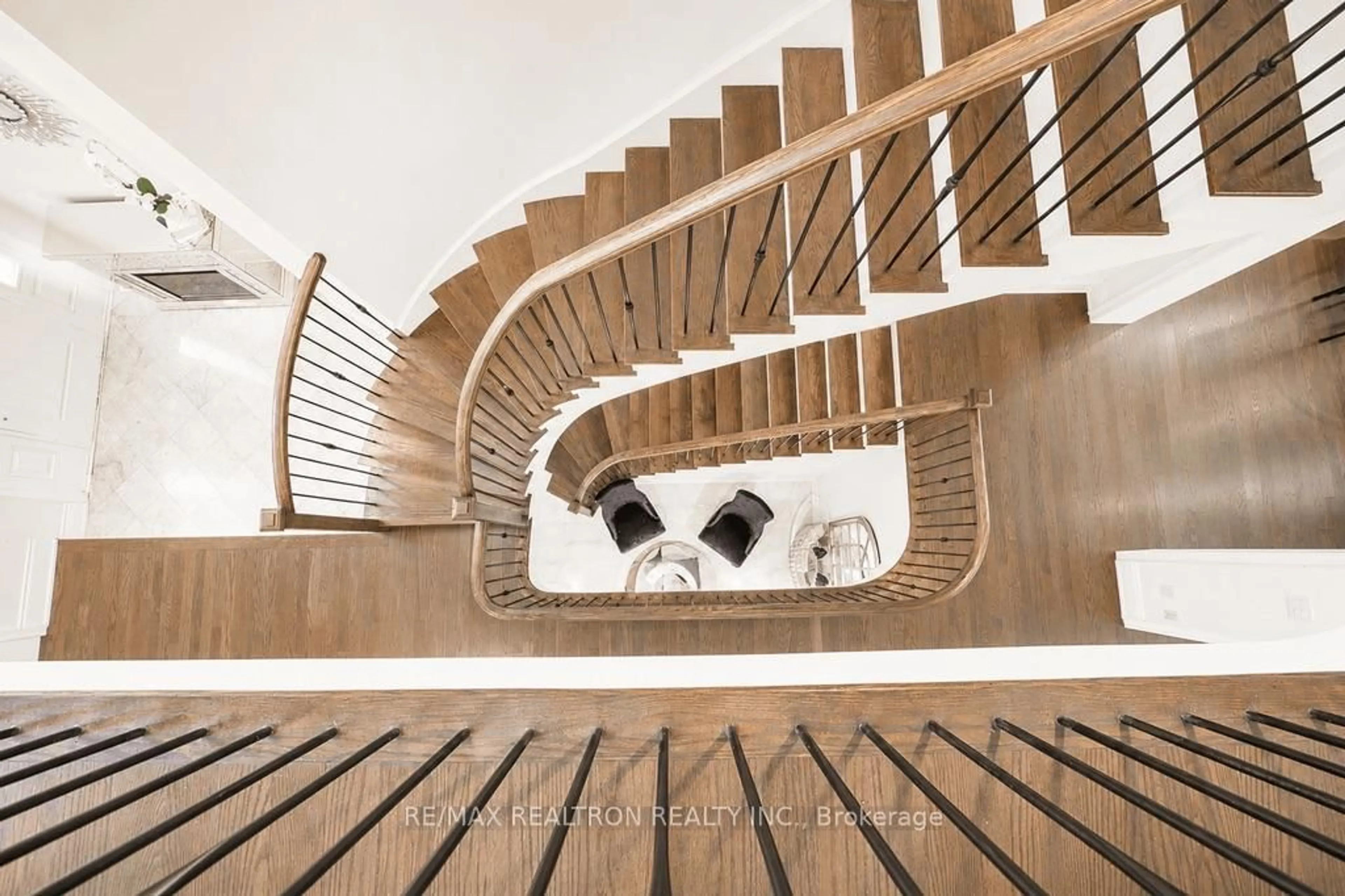 Stairs for 26 Sir Henry Crt, King Ontario L7B 1A4