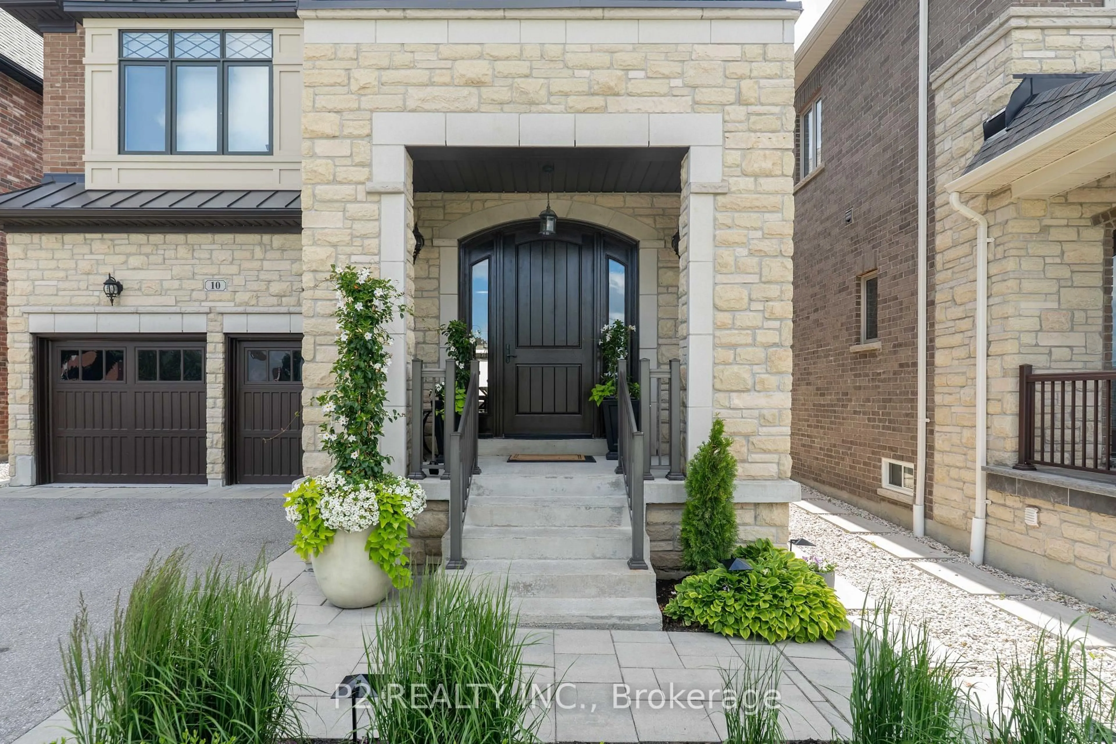 Indoor entryway for 10 King Blvd, King Ontario L7B 0P4