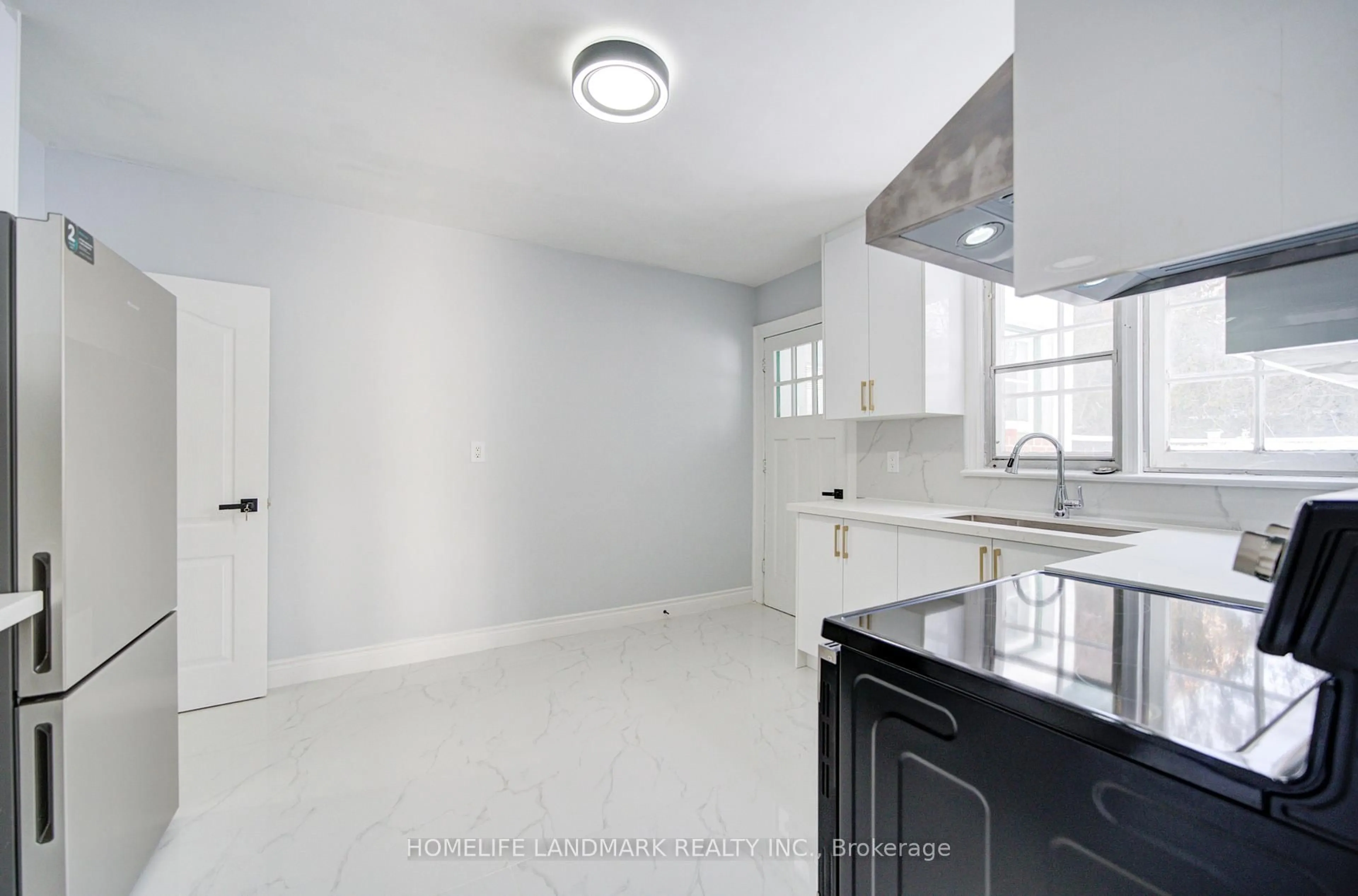 Standard kitchen, ceramic/tile floor for 119 Robinson St, Markham Ontario L3P 1P2