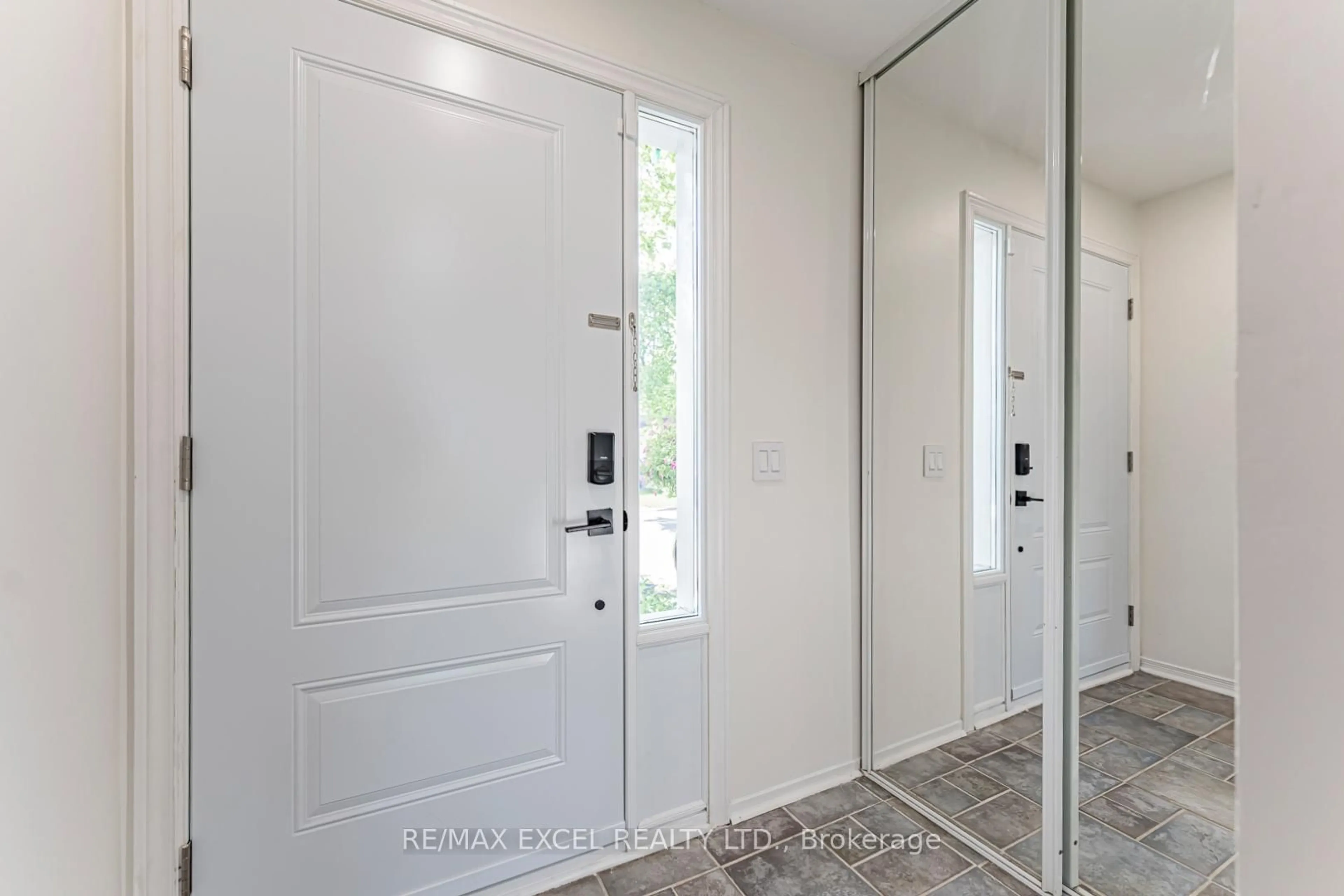 Indoor entryway for 128 Cottonwood Crt, Markham Ontario L3T 5X1