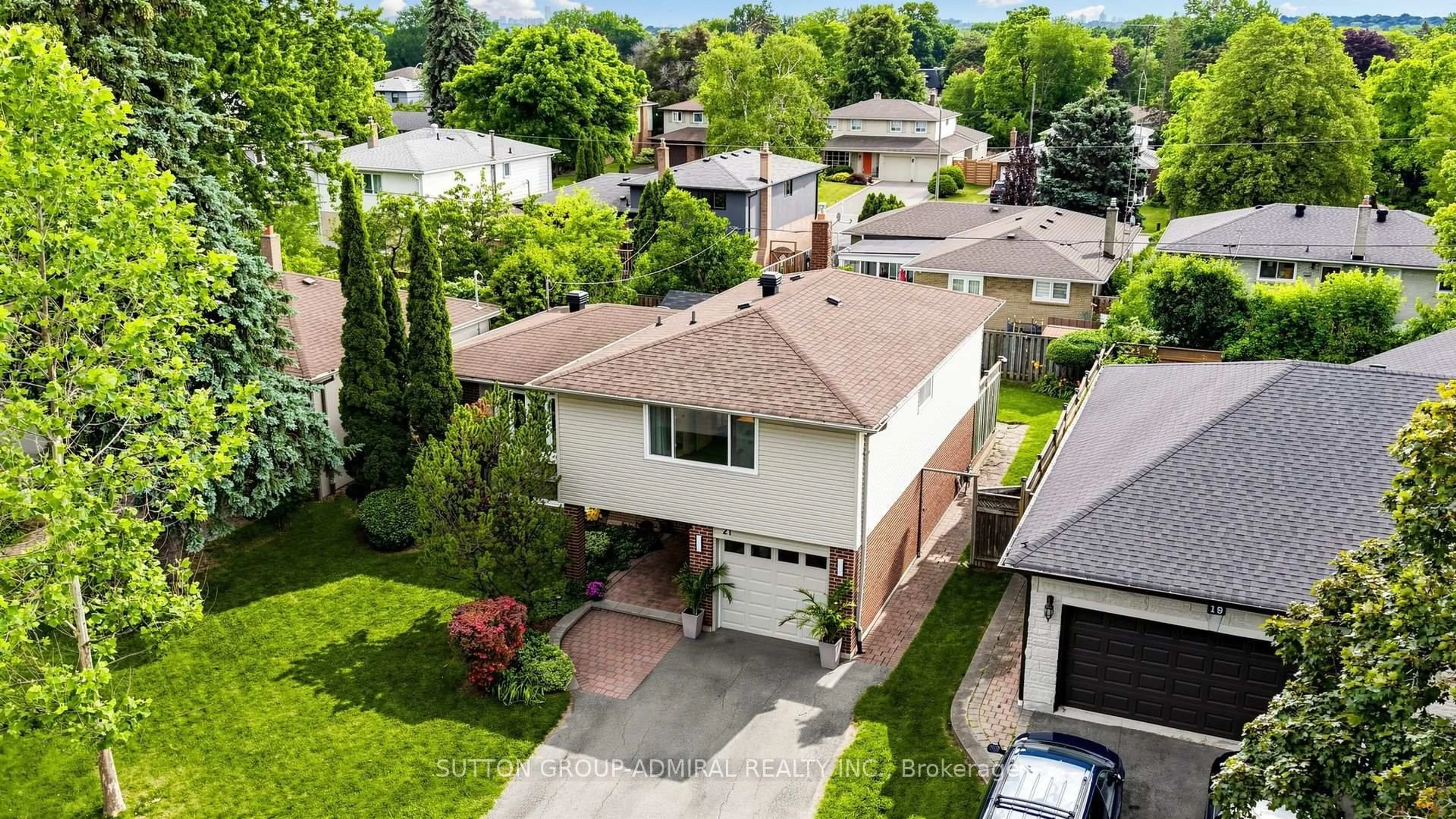 A pic from outside/outdoor area/front of a property/back of a property/a pic from drone, street for 21 Donalbain Cres, Markham Ontario L3T 3S3